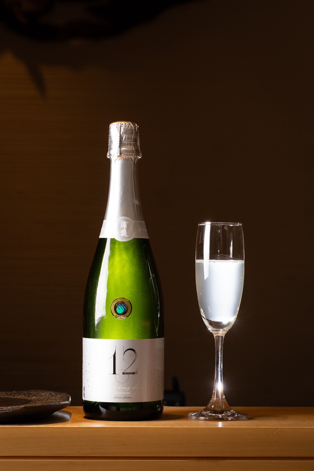 「浦霞Silver Sparkling」帶著果實的優雅香氣,風味乾淨、明亮,作為餐前酒或佐餐都合拍。(5,180元/720ml)