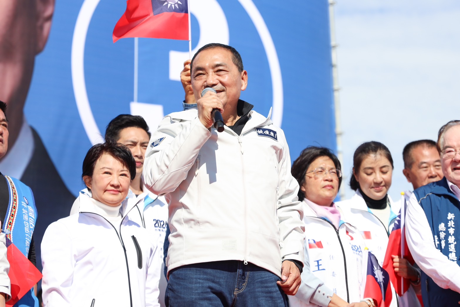 國民黨今(24)日上午在台中烏日高鐵前廣場舉辦「侯康後援會中台灣誓師大會」,台中市長盧秀燕力挺侯友宜,更以藍營一姐魅力號召中台灣5縣市支持者大集結。(台中市政府提供)