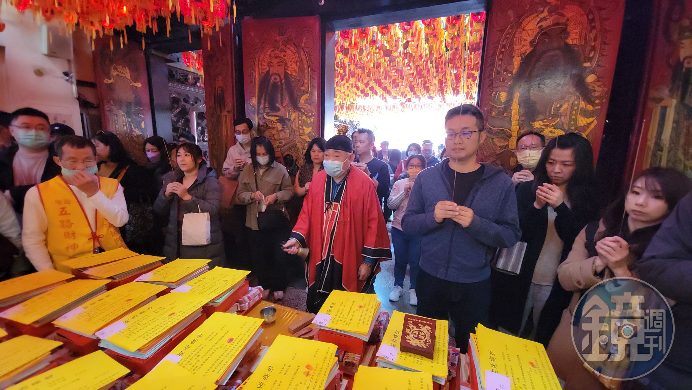 台北市松山霞海城隍廟上午9點15分吉時,迎接五路財神。