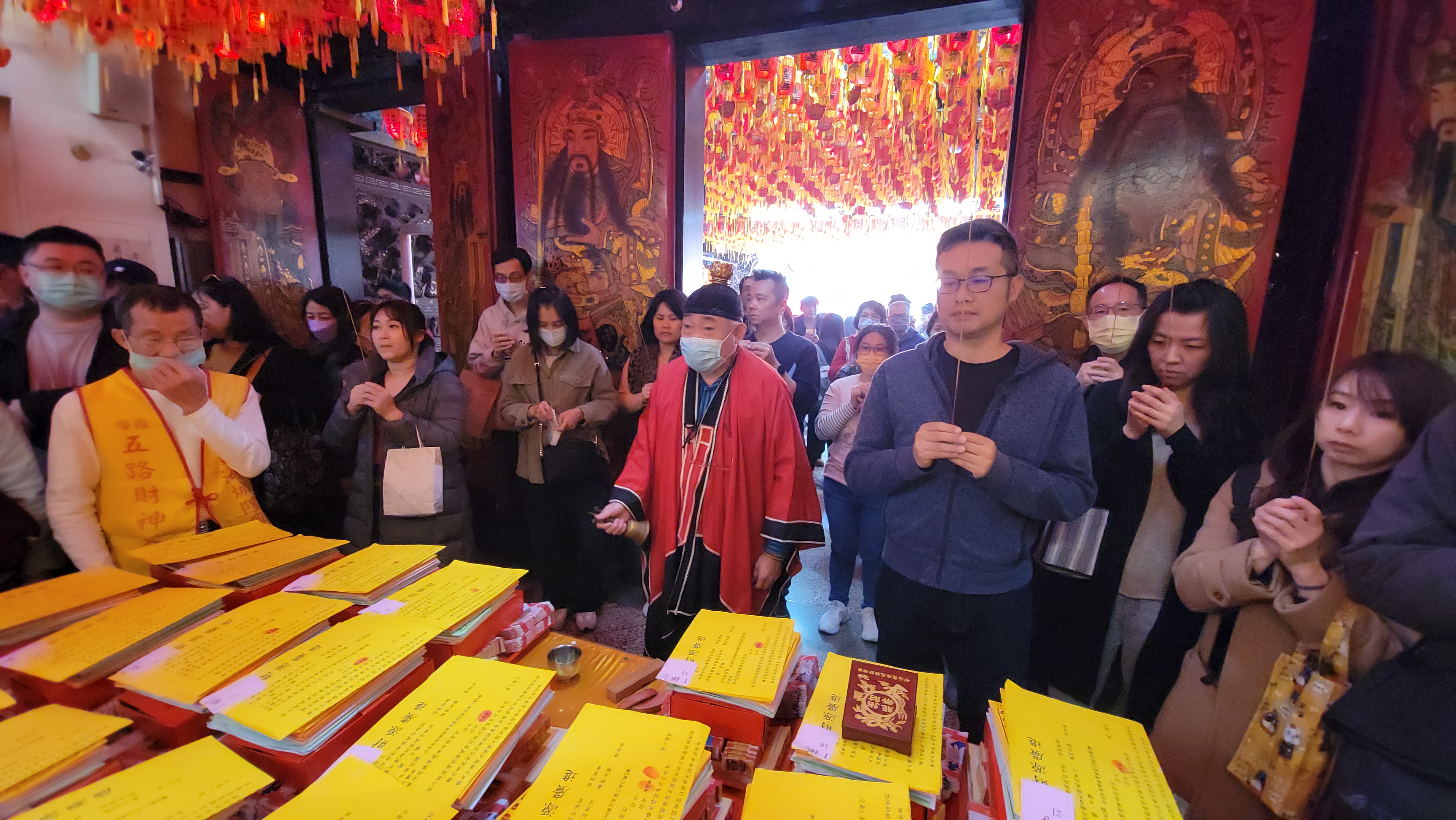 台北市松山霞海城隍廟上午9點15分吉時，迎接五路財神。