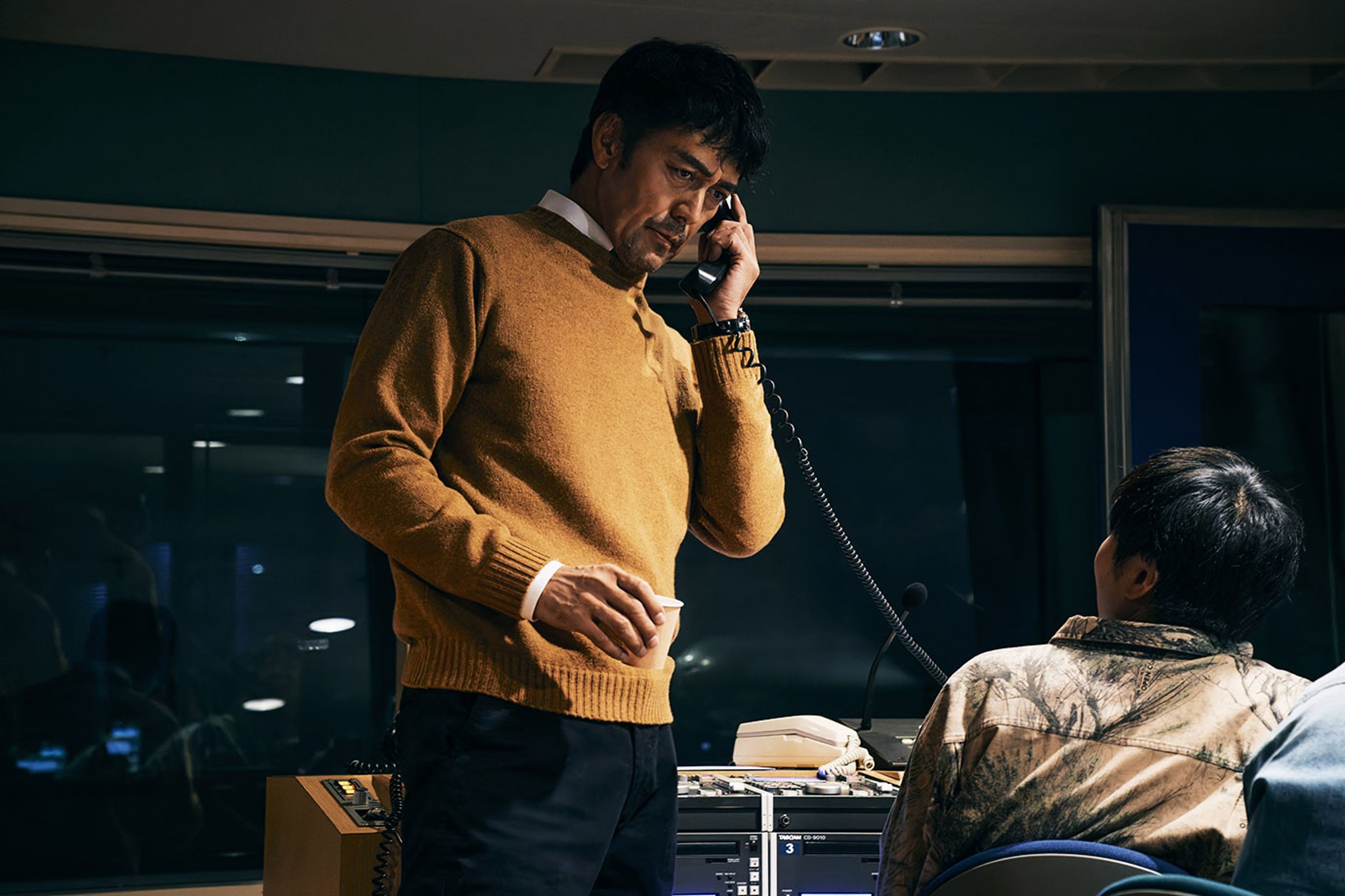 日本電影《犯罪直播》由阿部寬主演,並與錦戶亮首次同台演出。(天馬行空提供)