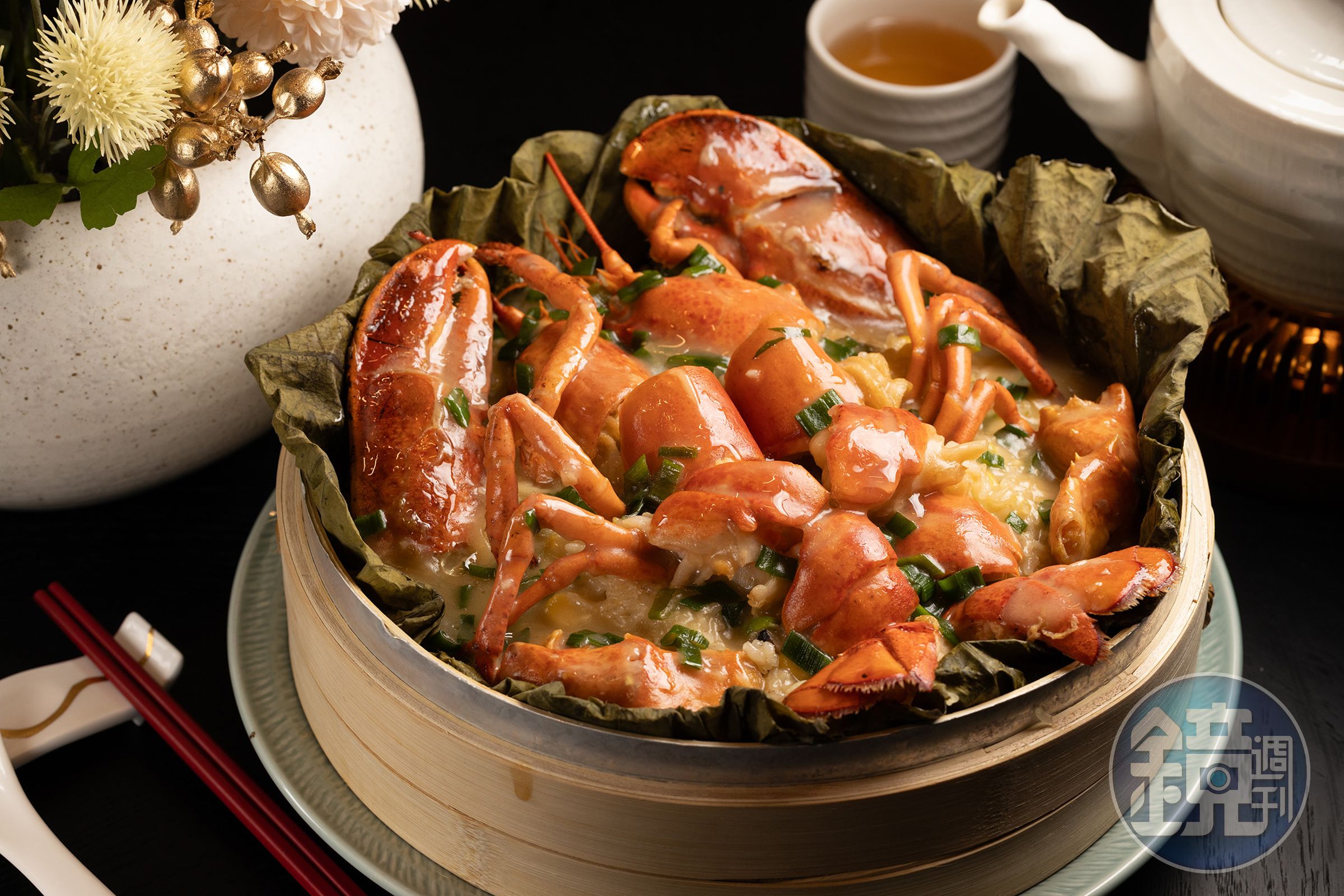「上湯龍蝦荷葉飯」是廣東菜與江浙菜的融合，反映創辦人吳明勳在溫哥華求學時的味蕾回憶。（2,380元／份）