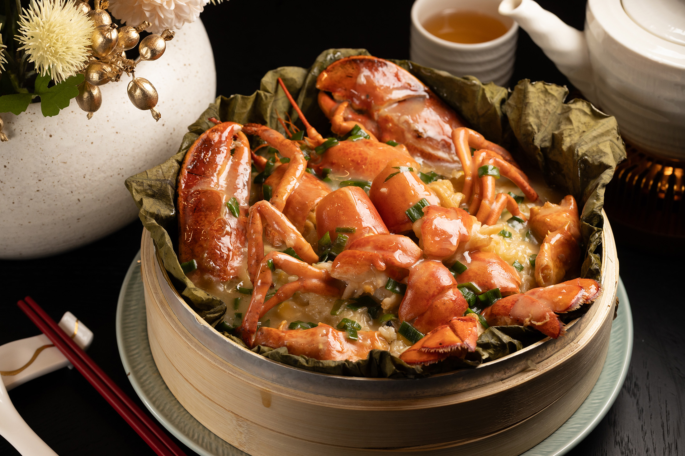 「上湯龍蝦荷葉飯」是廣東菜與江浙菜的融合，反映創辦人吳明勳在溫哥華求學時的味蕾回憶。（2,380元／份）