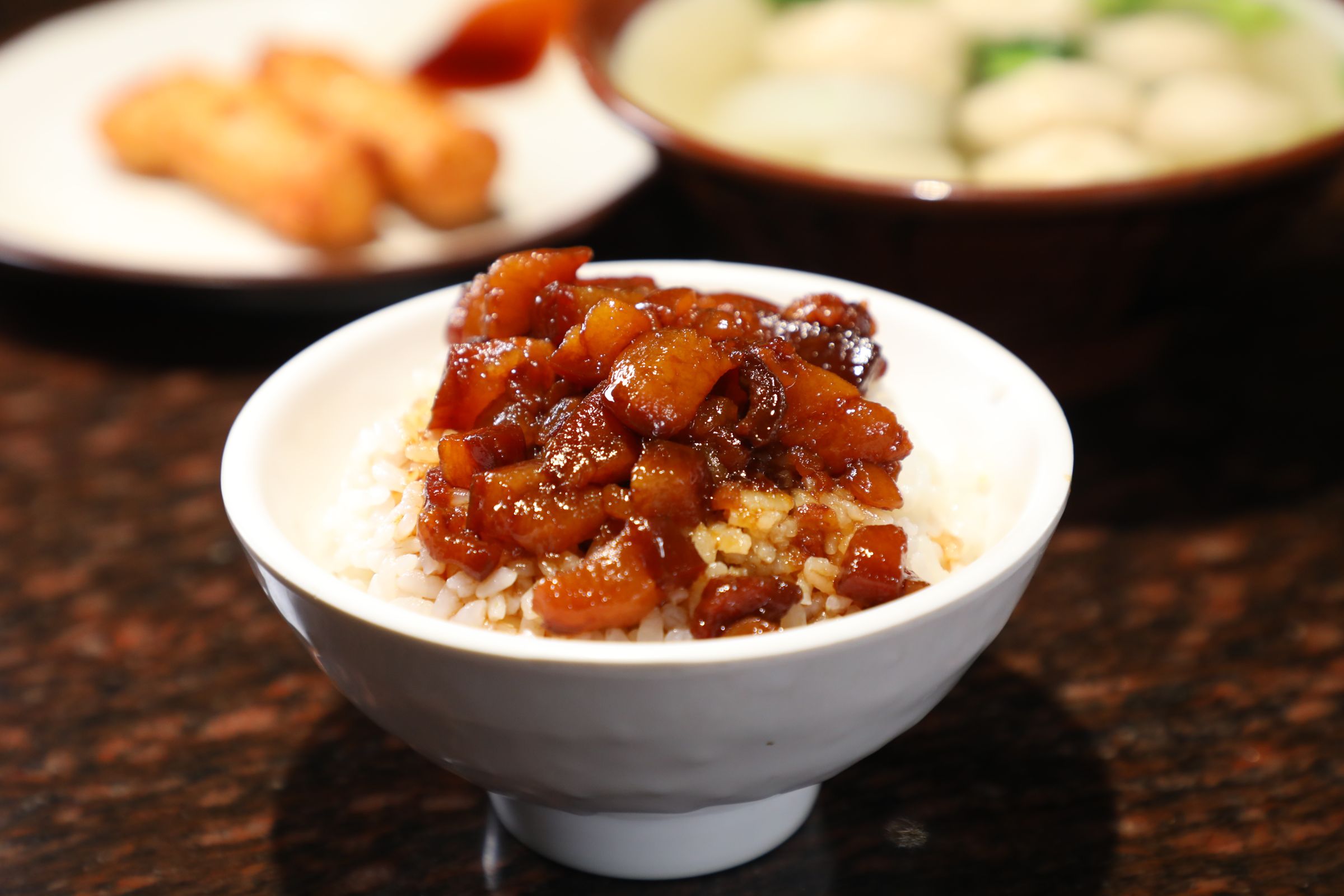 「滷肉飯」的肉丁滷到入口即化、香甜開胃，米飯煮得乾鬆飽滿。（50元／碗）