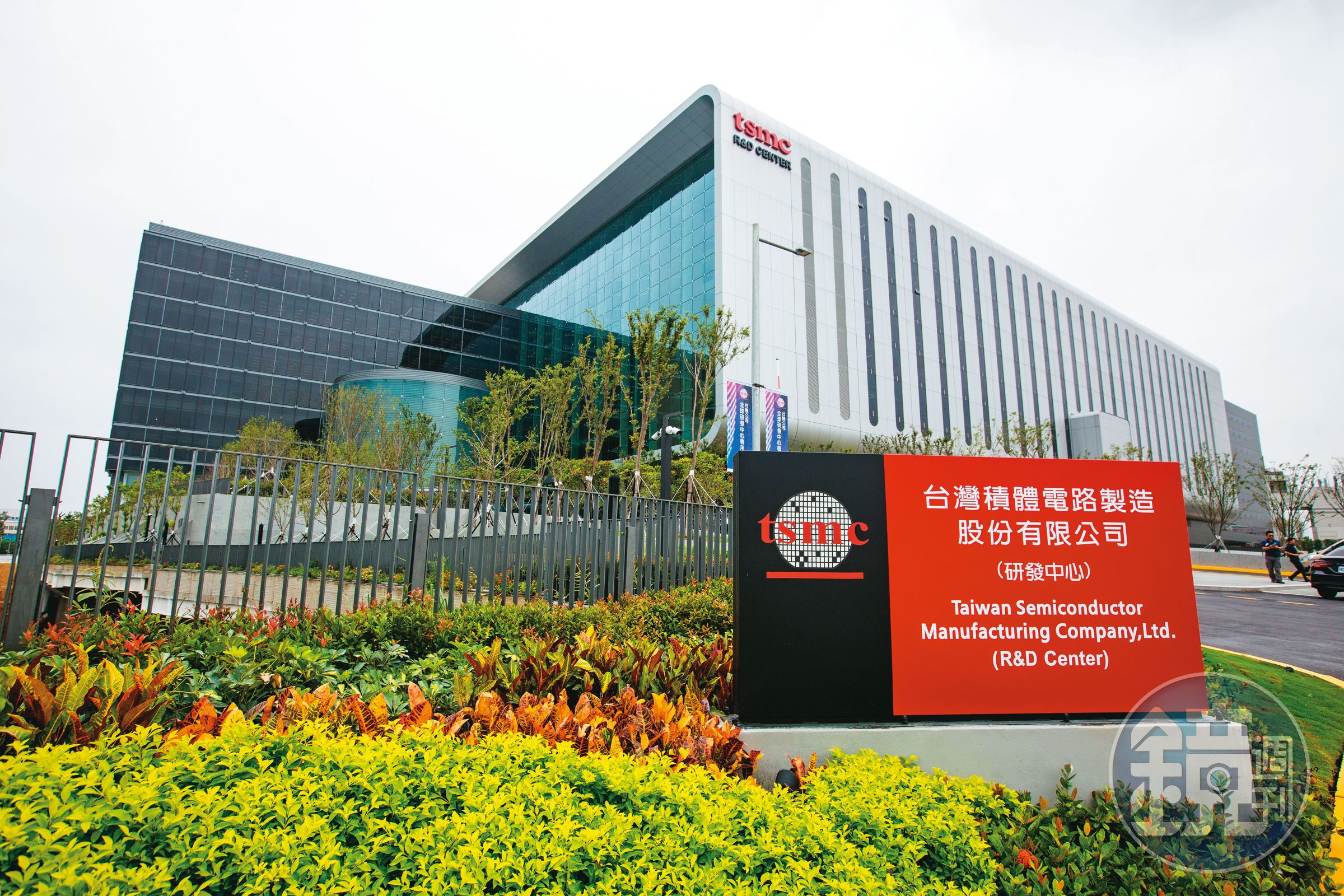 晶圓代工龍頭台積電（2330）利多頻傳，不僅5月營收表現亮眼，高階主管也以實際行動力挺自家公司。（本刊資料照）