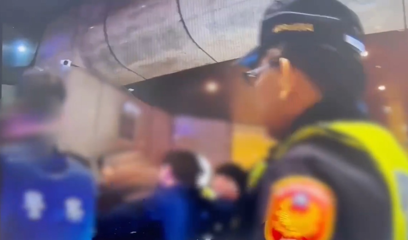 警方到場後，雙方仍在飯店外吵得不可開交。（翻攝畫面）