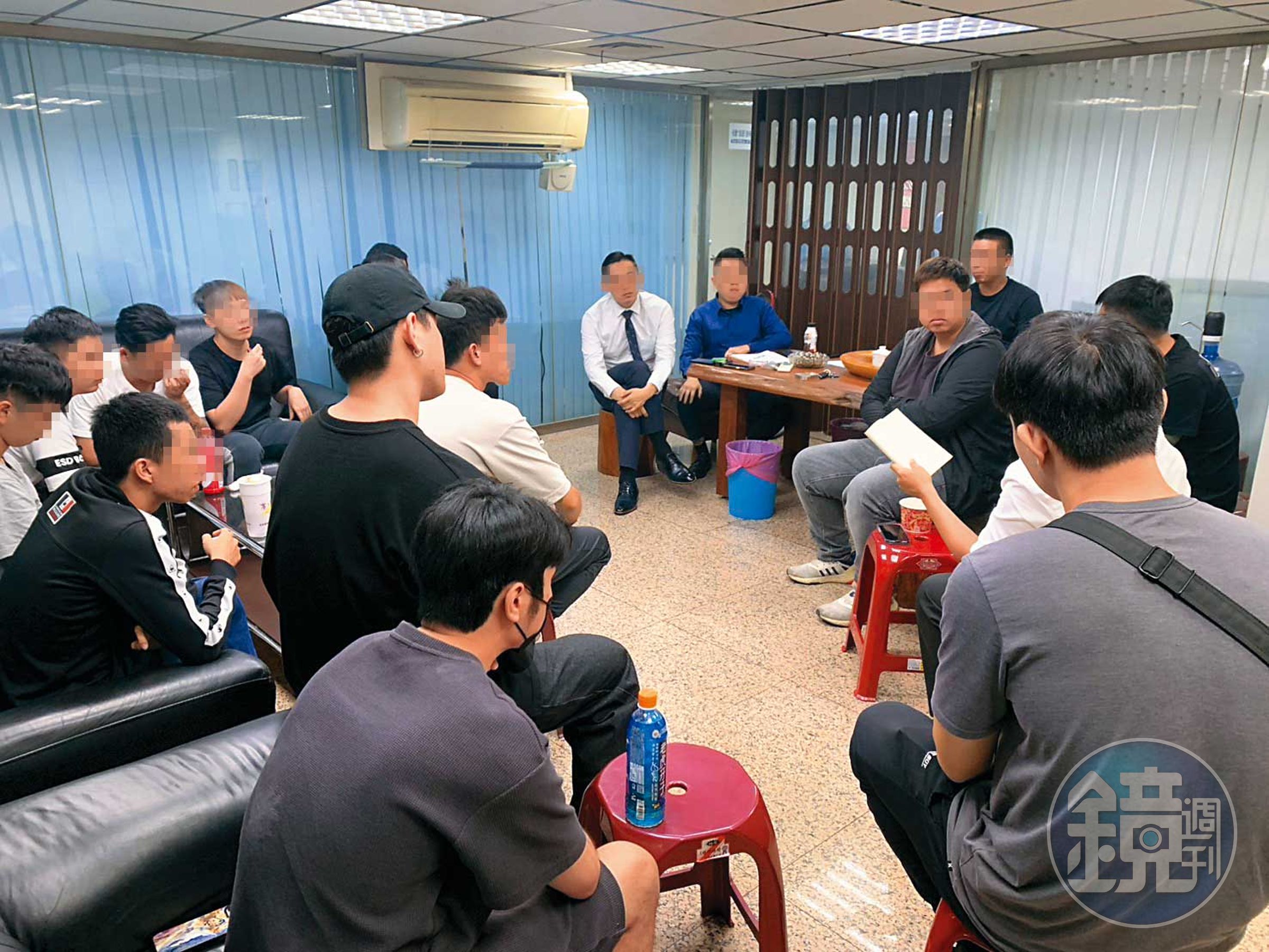 知名徵信高雄分部員工眾多,大家定期開會、分享心得。(讀者提供)