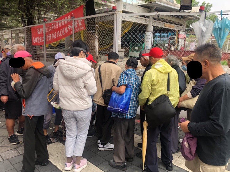 近日北市龍山寺外驚傳有年輕人擺攤「買賣個資」，網友擔心恐會因此被盜領普發現金1萬元。（Threads@1234jjjjjmy.222授權提供）