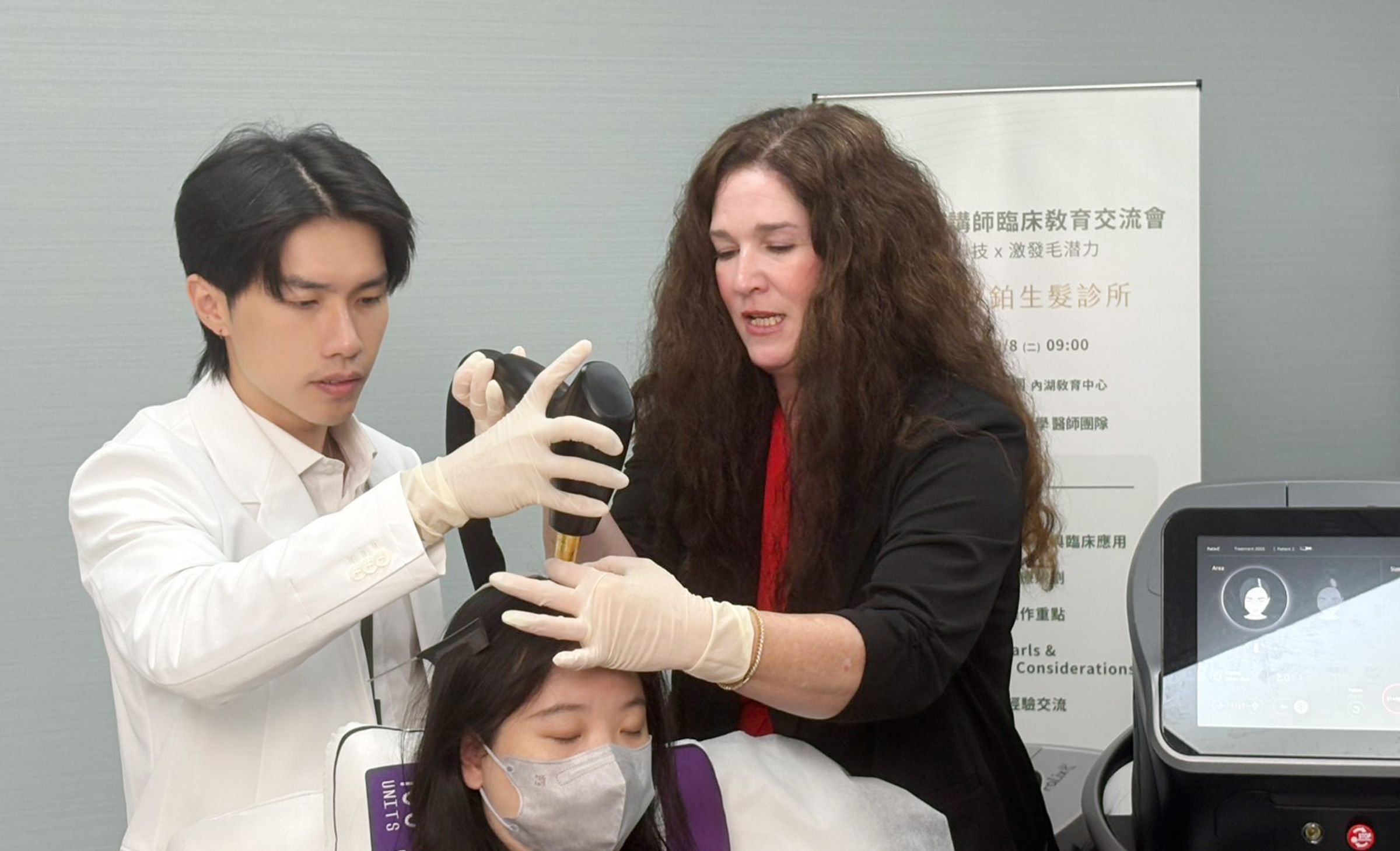 絲凱鉑醫師實際操作FoLix髮力現生髮雷射設備，依患者頭皮與毛髮狀況進行專業評估及治療規劃。