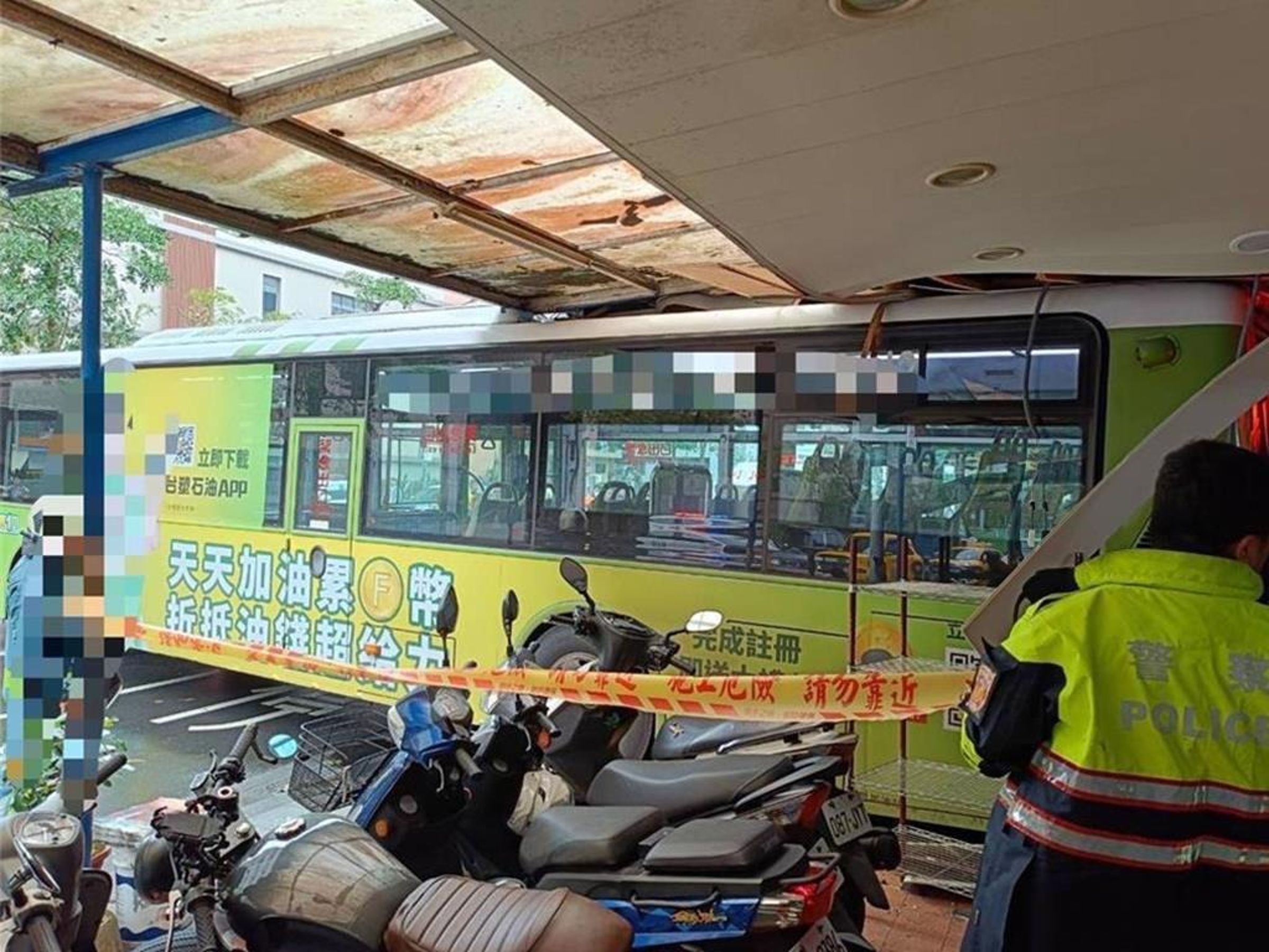 大都會客運277路客運,竟倒退嚕撞進騎樓內的超商及店家。(翻攝畫面)