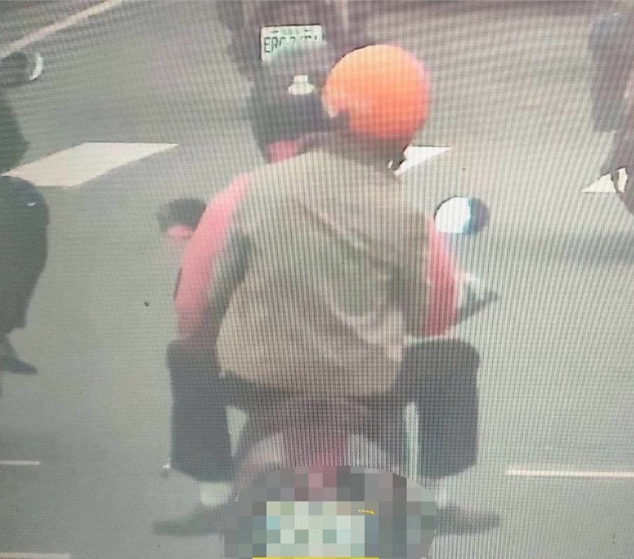 老婦騎機車載張男至其住處後，就失去蹤影。（高雄市刑警大隊提供）