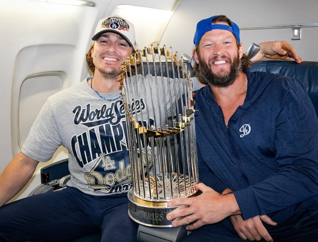 Kiké Hernández和Kershaw開心抱著冠軍獎盃。（翻攝自Instagram @kikehndez）