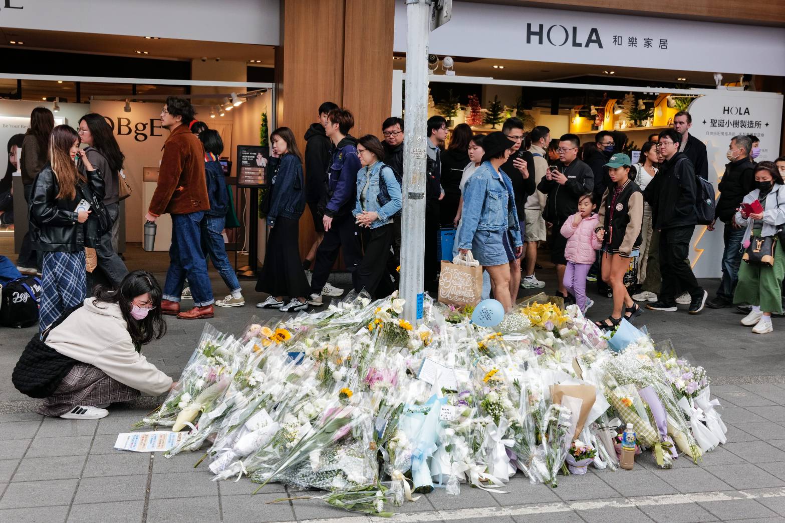大票民眾在37歲蕭姓騎士遭砍倒下的地方獻花悼念。(本刊資料照)