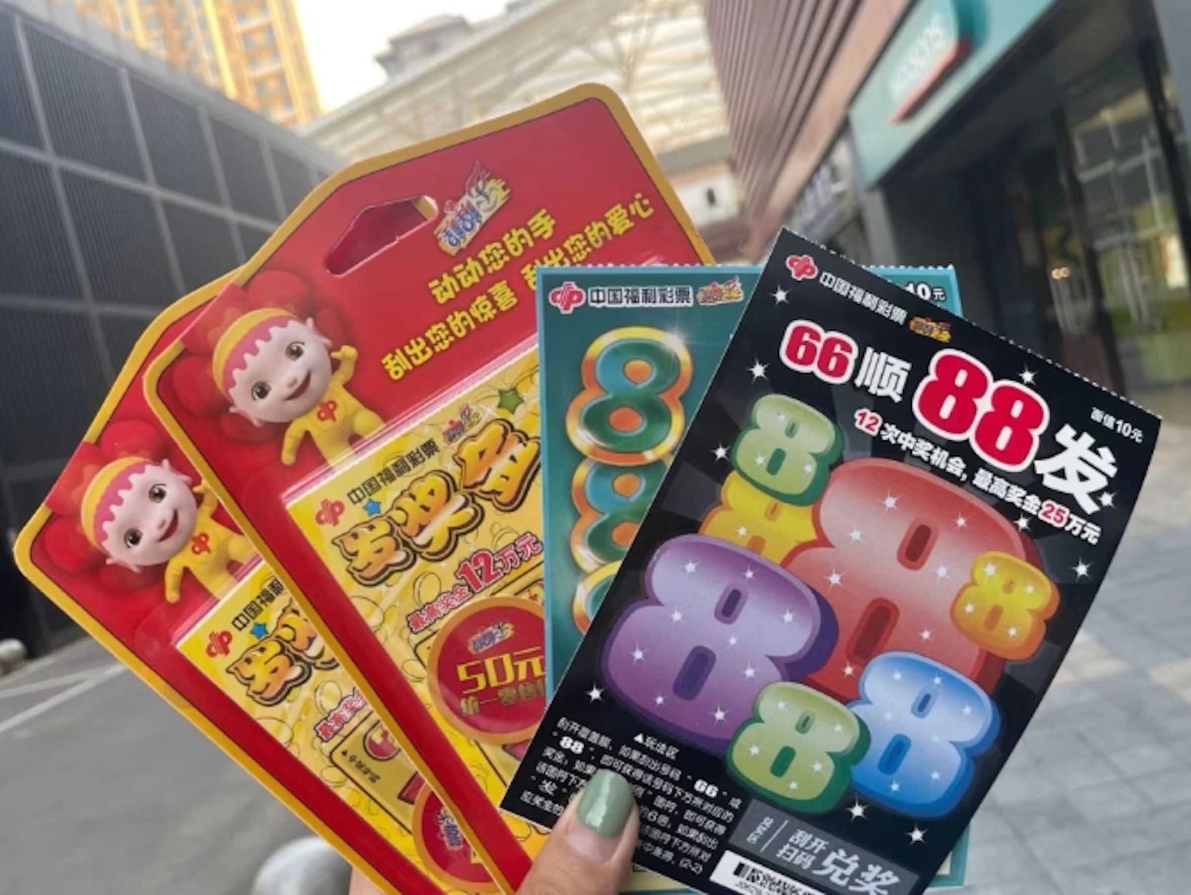中國一名女子沉迷刮刮樂,刮到負債百萬。(翻攝自《九派新聞》)