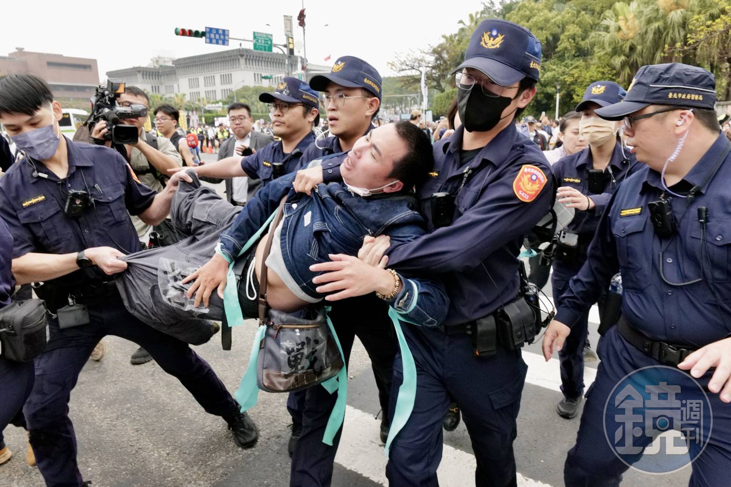 吃屎哥游兆霖今在民眾黨凱道集會上大喊柯文哲貪污,被警方抬離現場。
