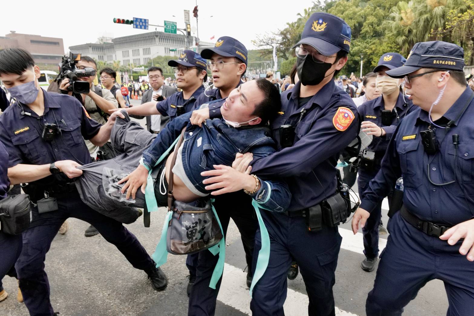 吃屎哥游兆霖今在民眾黨凱道集會上大喊柯文哲貪污，被警方抬離現場。