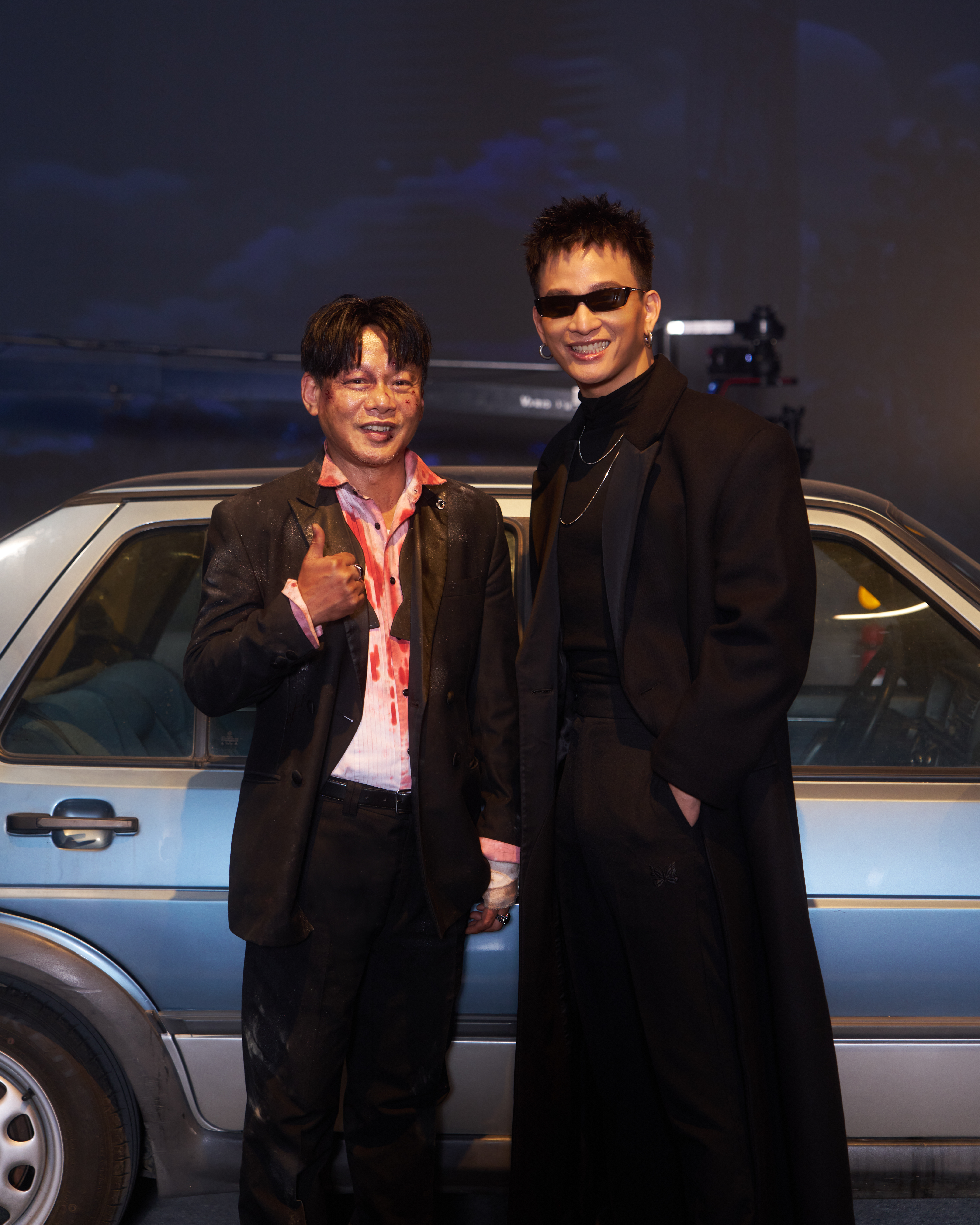 李康生（左）跨刀演出黃奇斌新歌〈虛華的夢想是一支刀〉MV。（圖／大可文武有限公司提供）