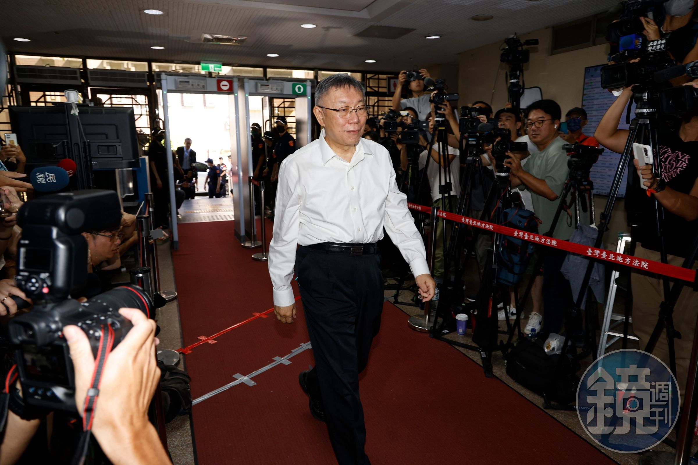 柯文哲面帶笑容進入北院。
