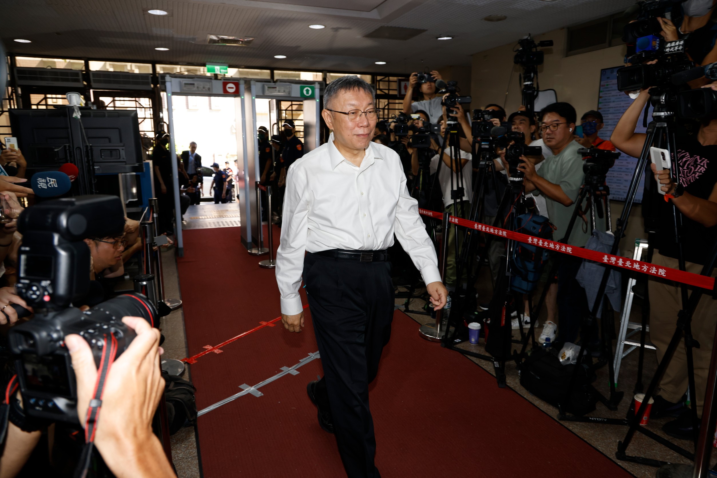 柯文哲面帶笑容進入北院。