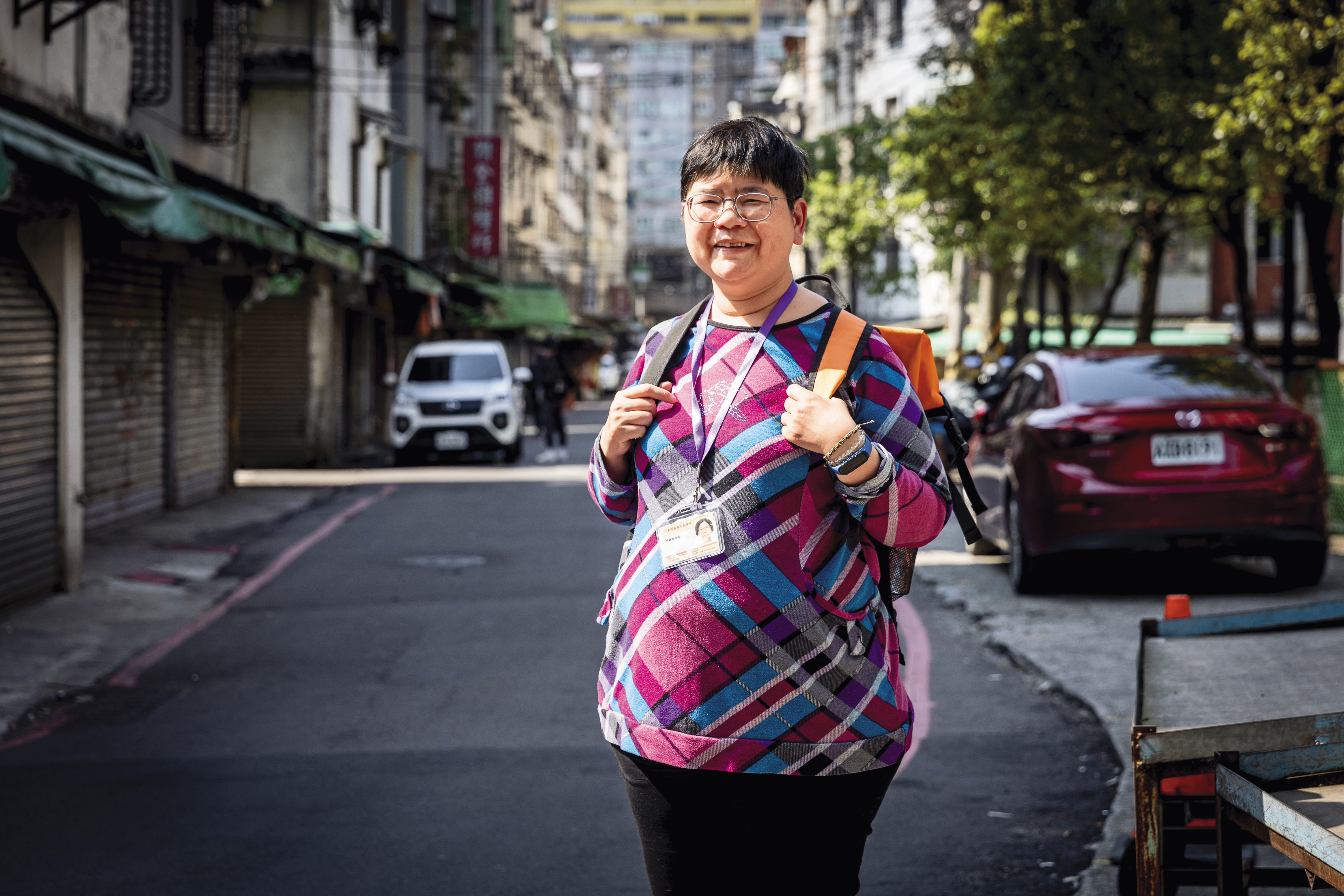 黃繪從美編變身居服員，也剪去原來的長髮。