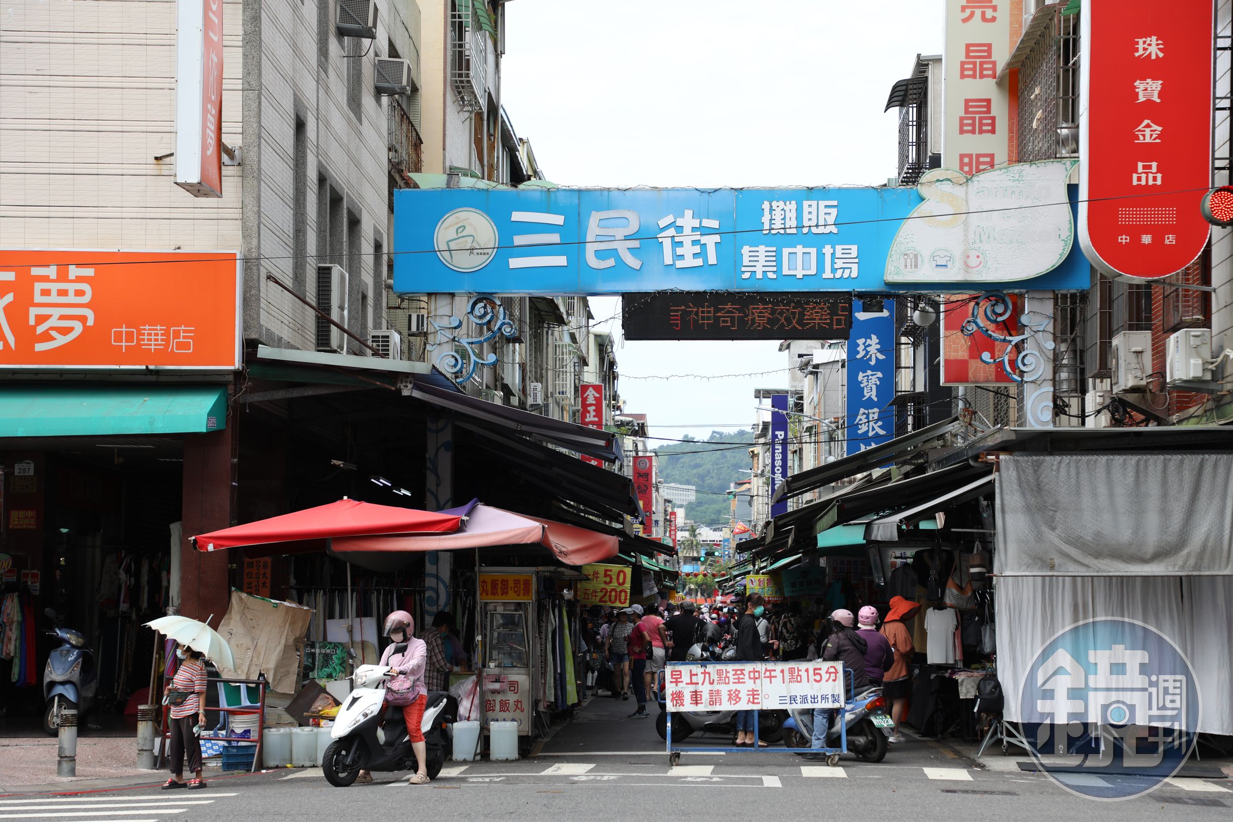 高雄三民街上有室內的第一市場,外圍也有一整條街的小食店,每天早上人潮洶湧,熱鬧非凡。