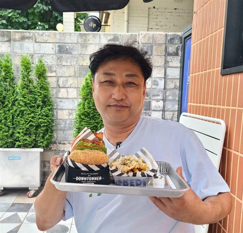 韓國資深搞笑藝人金水龍工作中昏倒，幸好搶回一命。（IG）