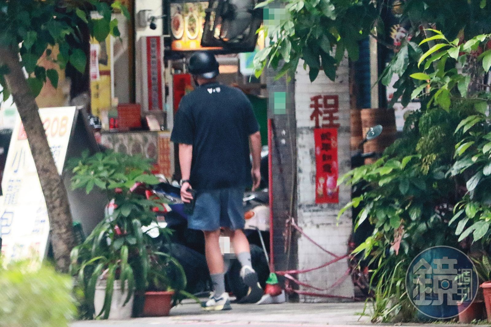 6/4 17:02回家沒多久,趙駿亞又騎著黑色哈雷重機出門覓食,換買烤鴨。(圖/鏡週刊)