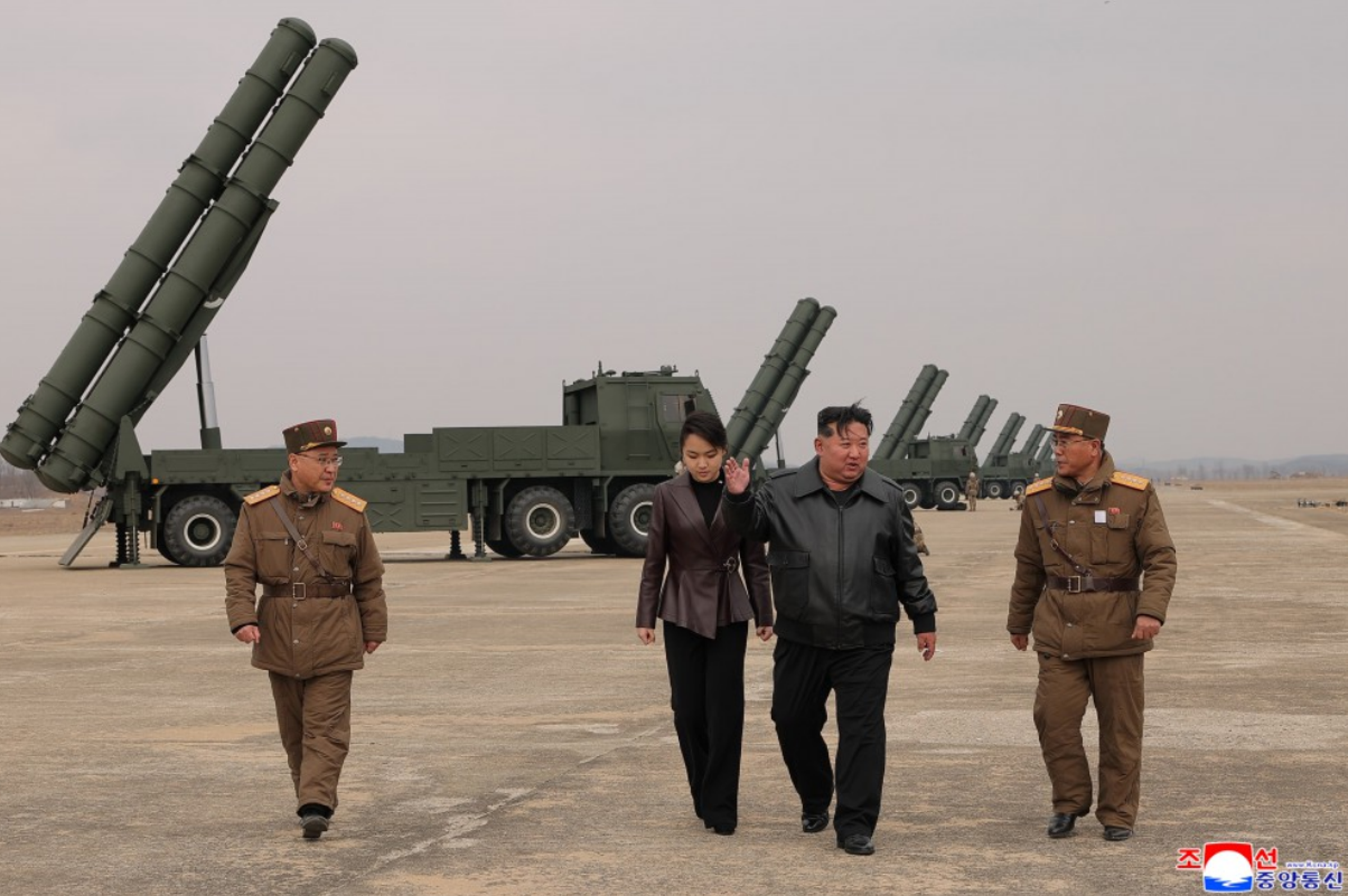 北韓稱多管火箭試射命中率100%,金正恩與金主愛一同視導。(翻攝朝中社)
