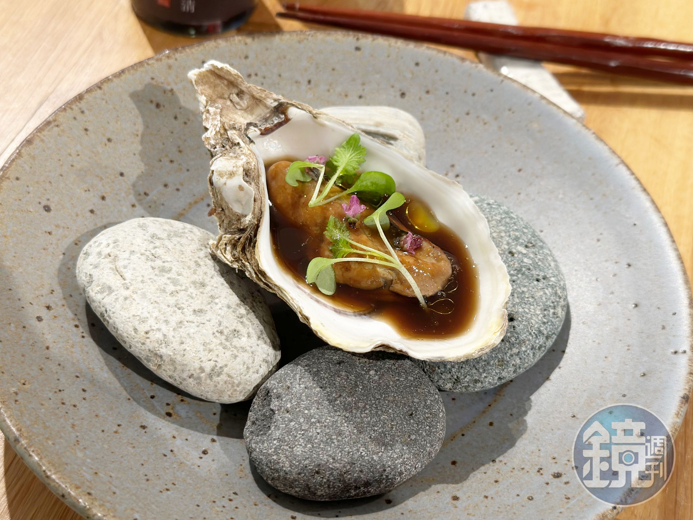 「煙燻溫生蠔」可自行搭配仙草、紫蘇兩款醬油,仙草風味會回甘。