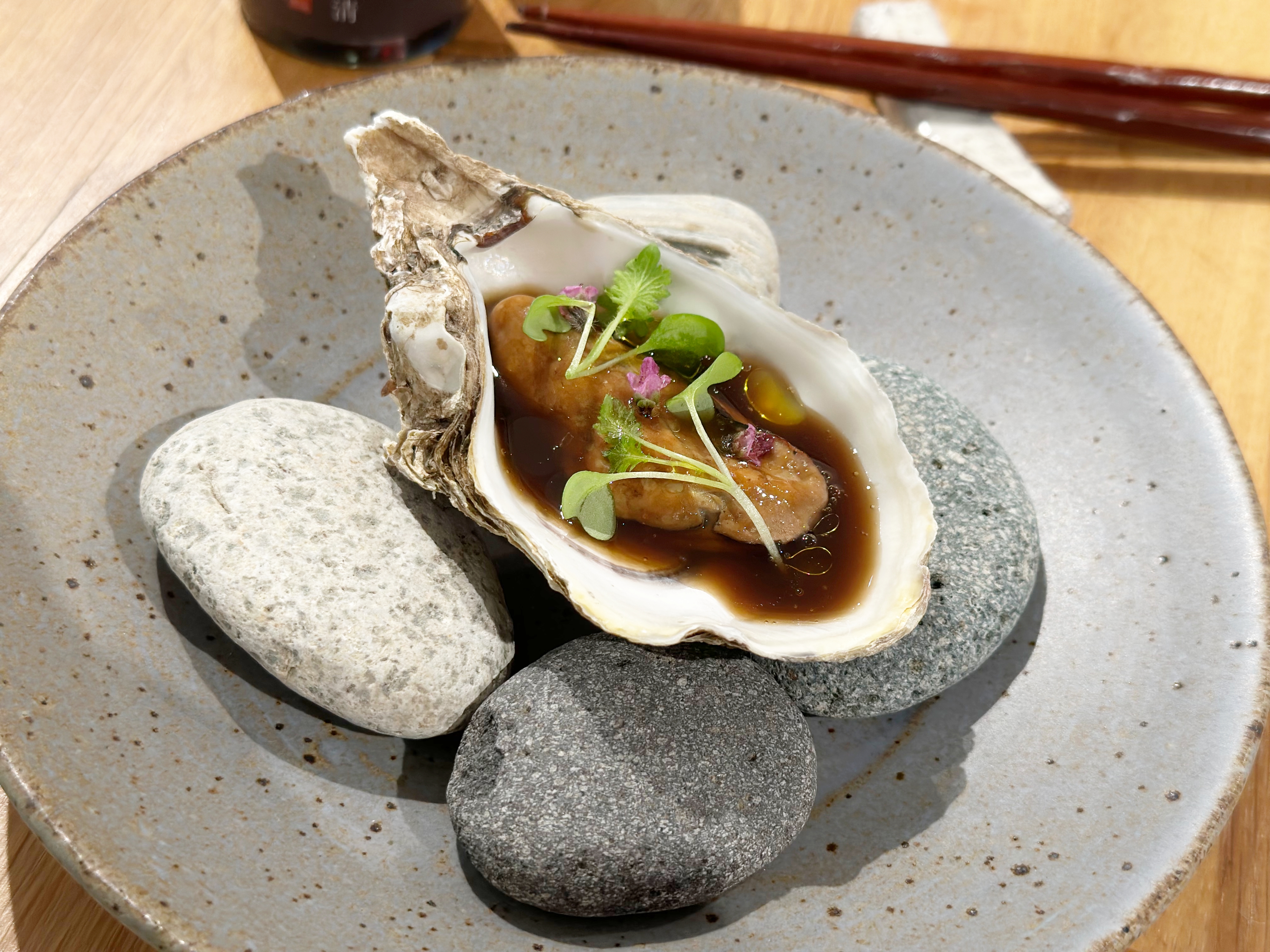 「煙燻溫生蠔」可自行搭配仙草、紫蘇兩款醬油，仙草風味會回甘。