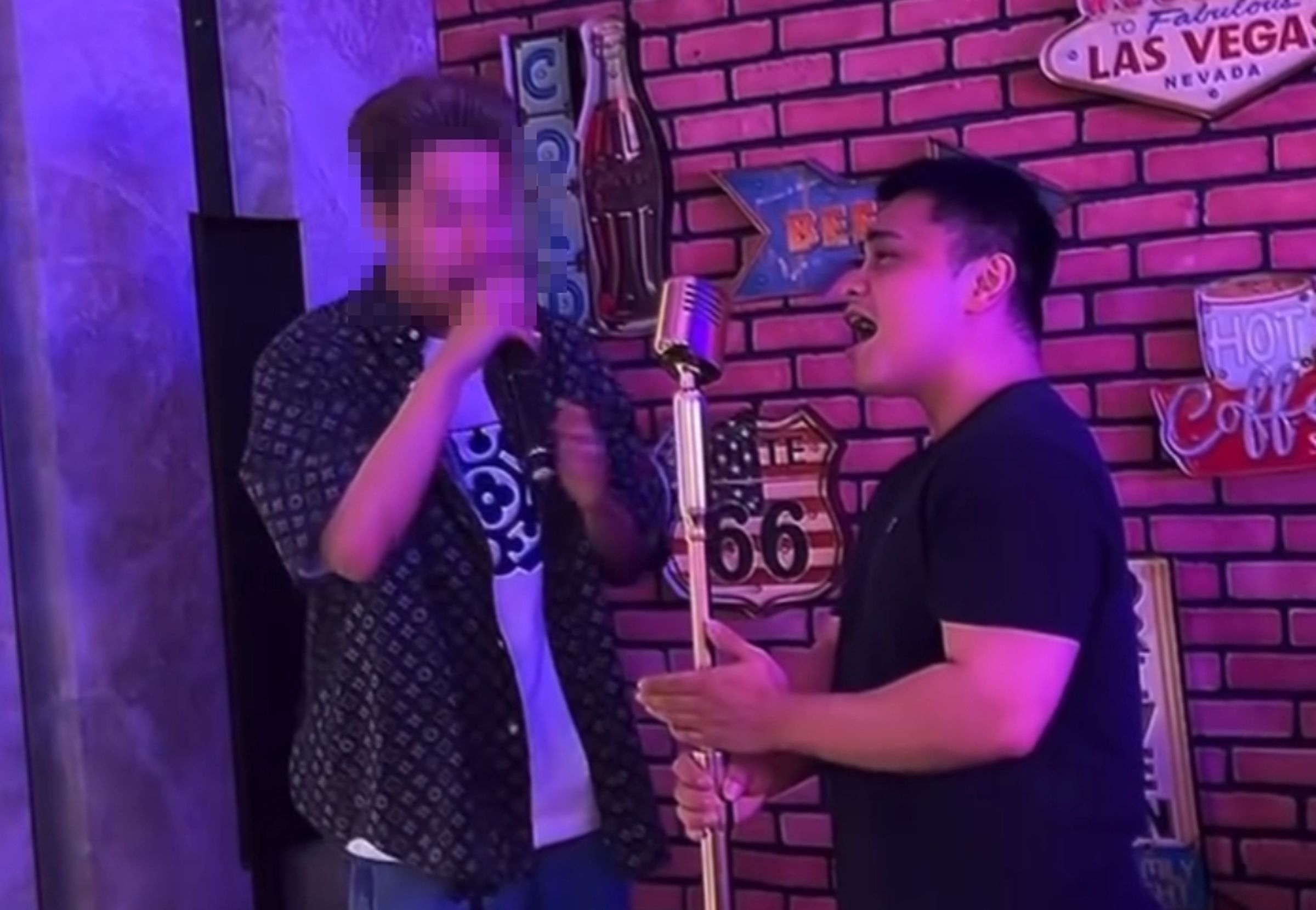 網紅鳳梨的IG限時動態上竟po出邱軍唱KTV的畫面，而且還飆唱自己的成名曲〈運轉人生〉。（翻攝自鳳梨IG）