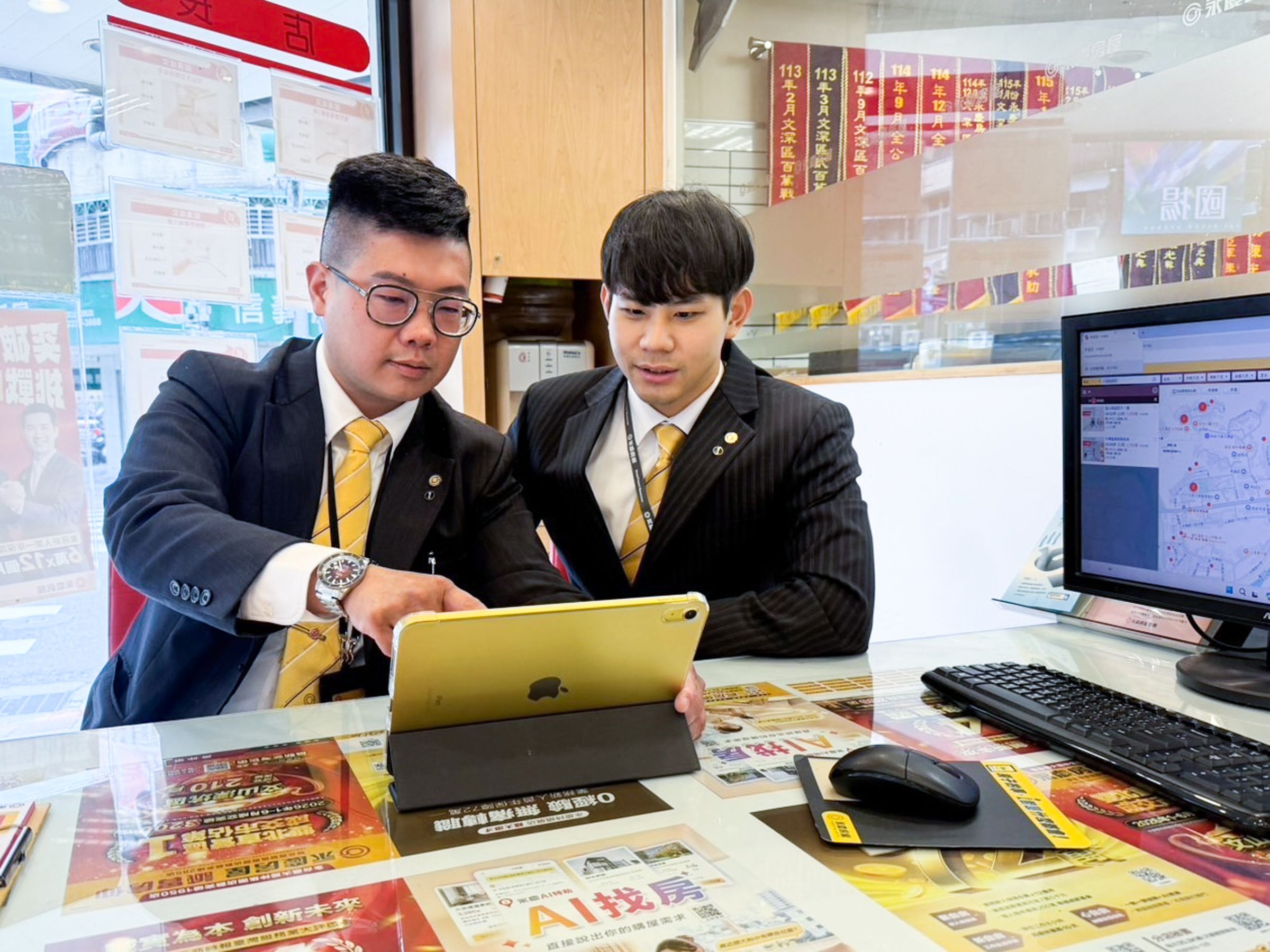 李柏煊店長（圖左）表示，AI智能教練升級後，最大的改變是新人不再只能被動等師父帶，而是能隨時隨地自主練習。