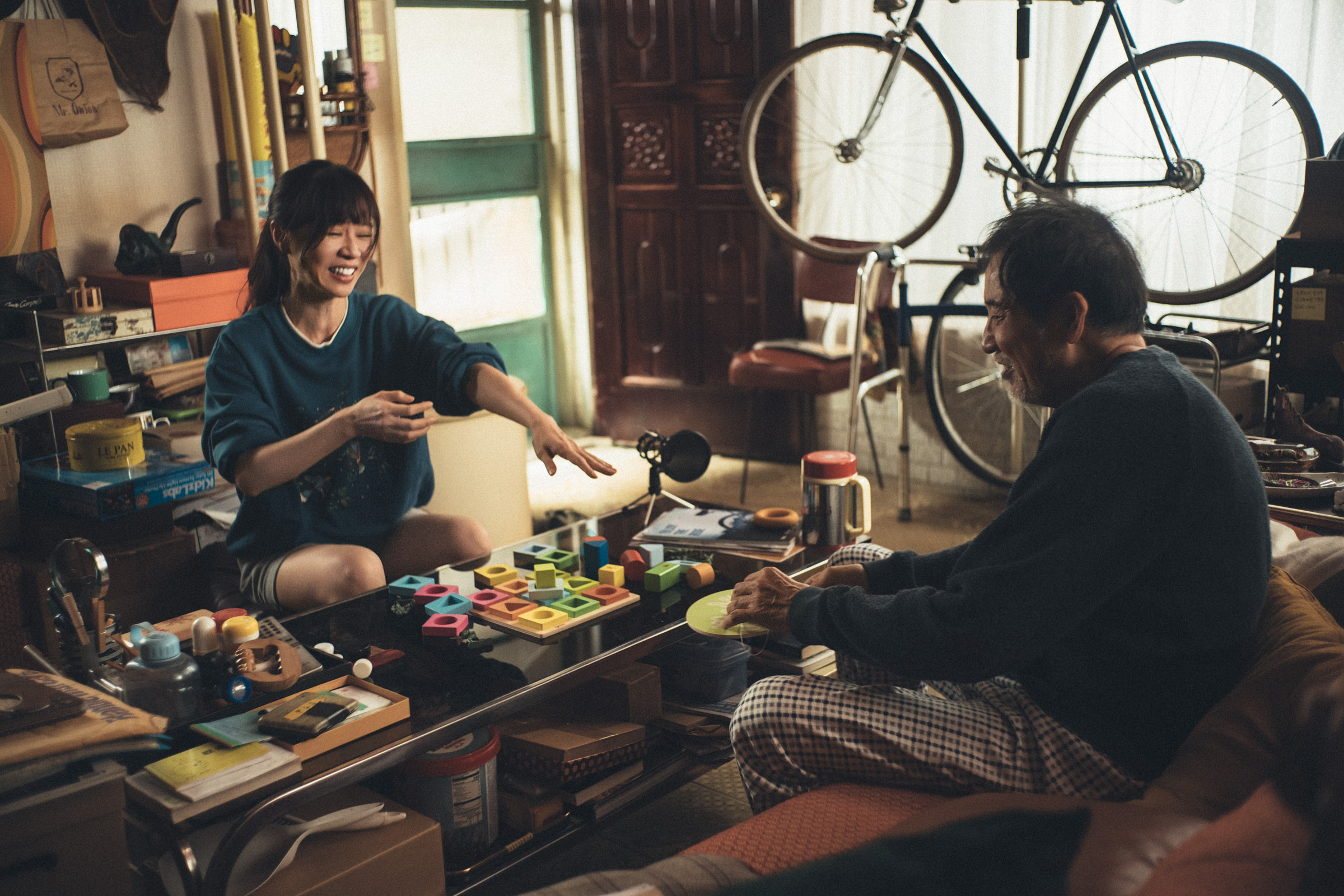 秦漢童心未泯，和謝盈萱合作笑料百出。（Netflix提供）