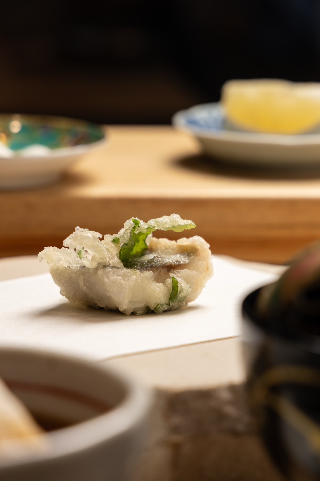 「季節旬魚」以紫蘇葉夾當季的白肉魚,肉質鮮嫩、香氣平衡。