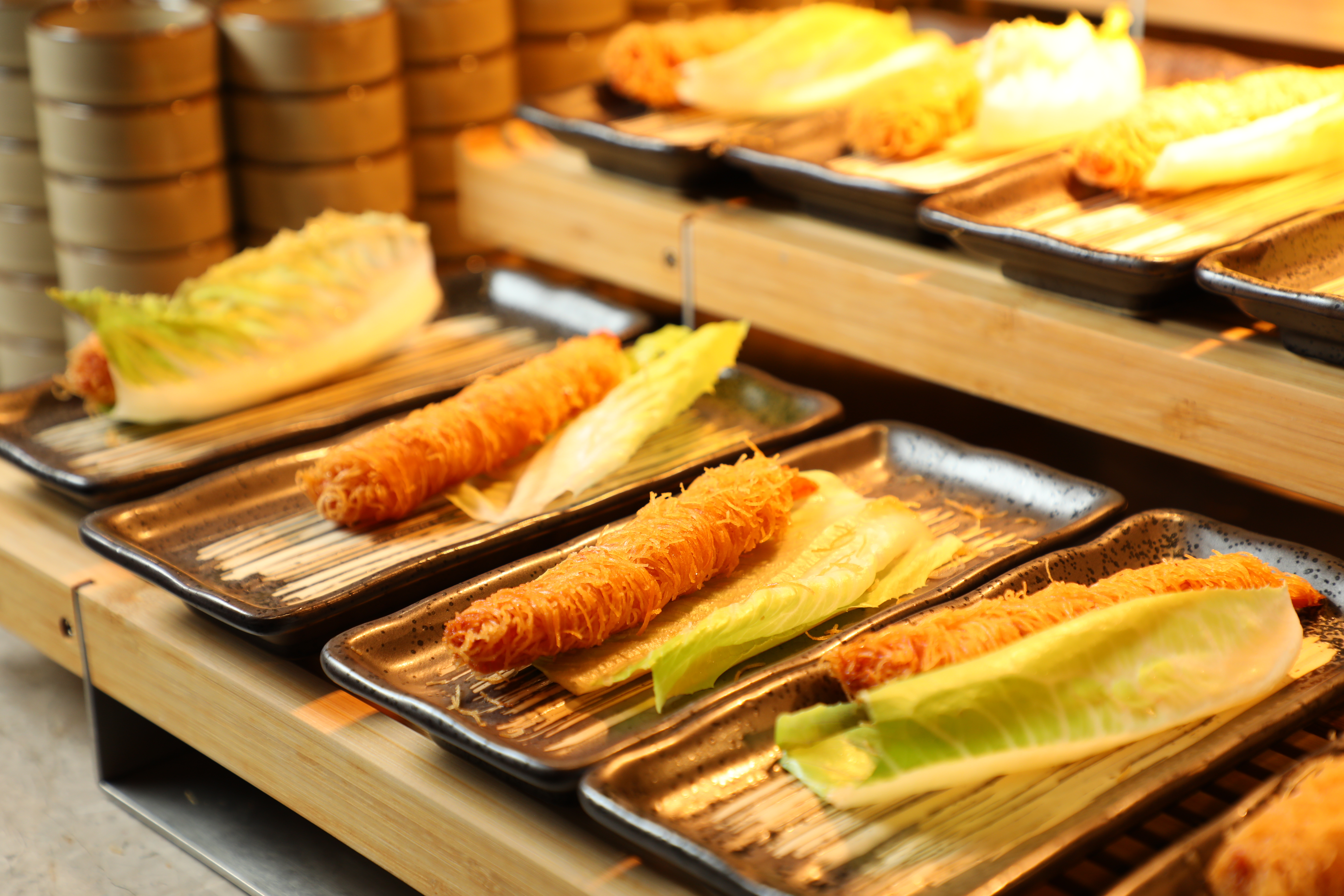 高雄漢來店新增的「極」炸物區，提供炸蝦、鮭魚可樂餅、生蠔麵包揚、炸榴槤、雪絲海老揚等現炸揚物。