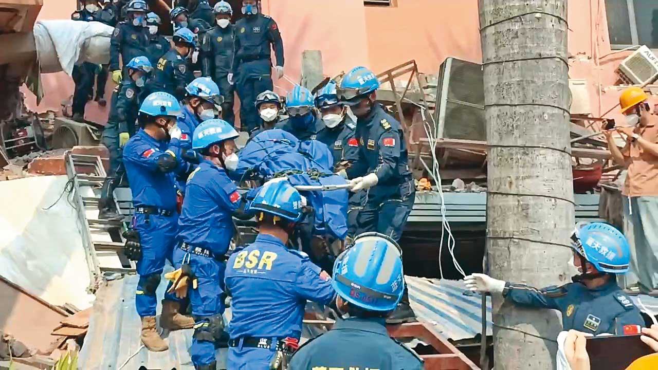 緬甸曼德勒的長城飯店在強震中倒塌，搜救隊全力救援。（台商總會提供）