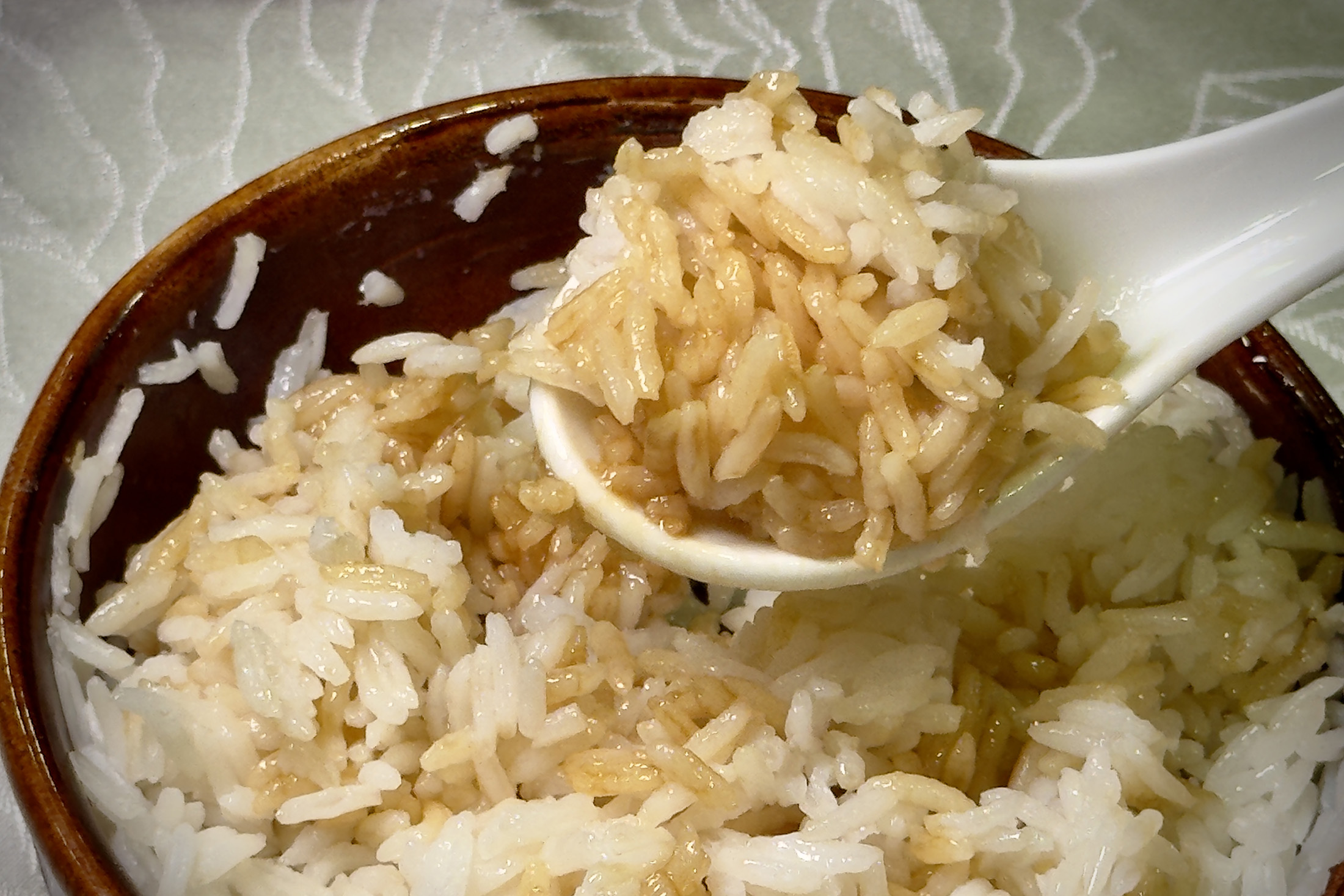被饕客們推薦必吃的「豬油撈飯」，做法與食材選用皆非常講究，（14港幣／份，約NT$58）