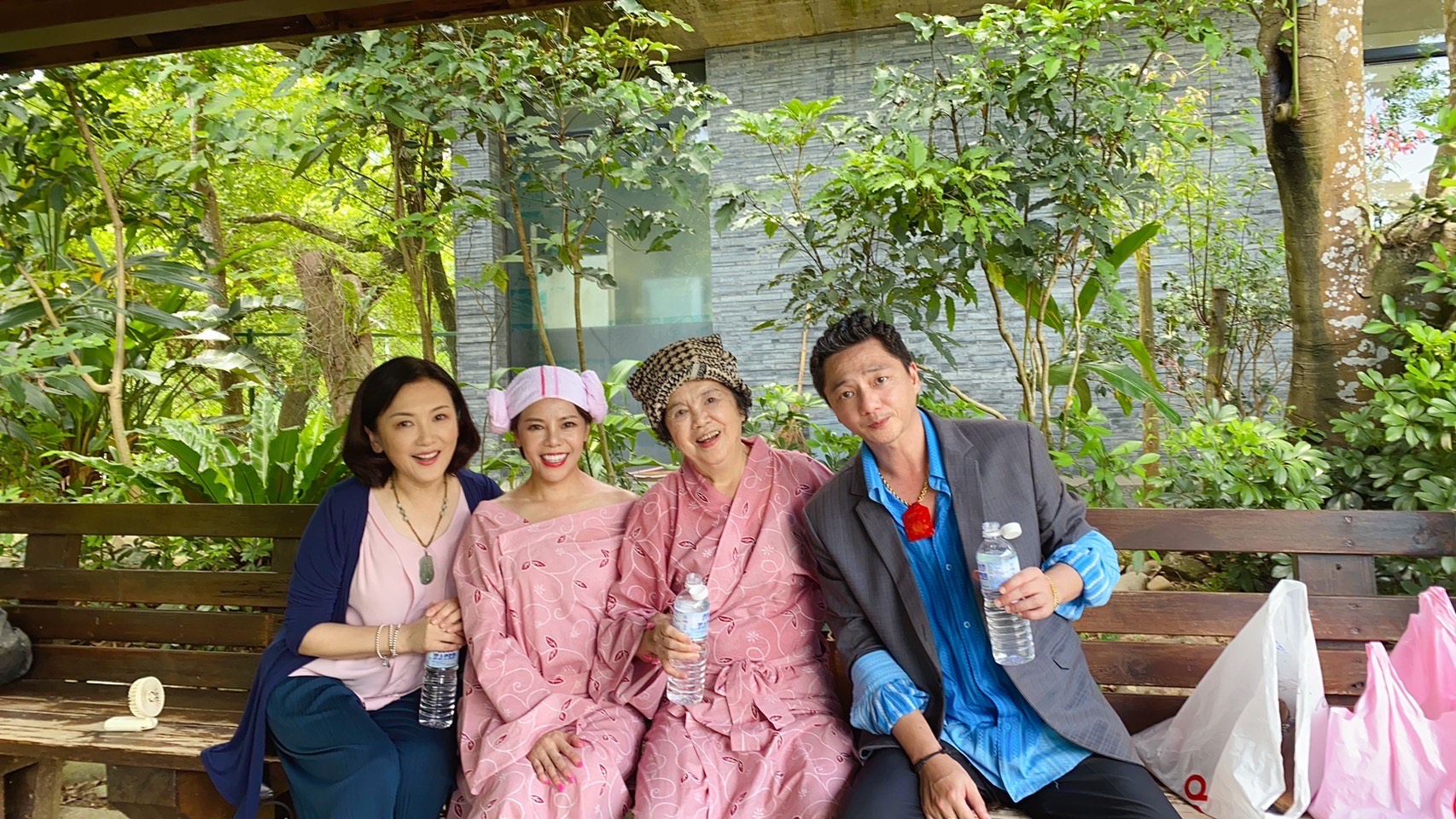 民視八點檔《愛的榮耀》左起姚黛瑋、錦雯、王滿嬌、藍葦華一起去溫泉拍攝。（民視提供）