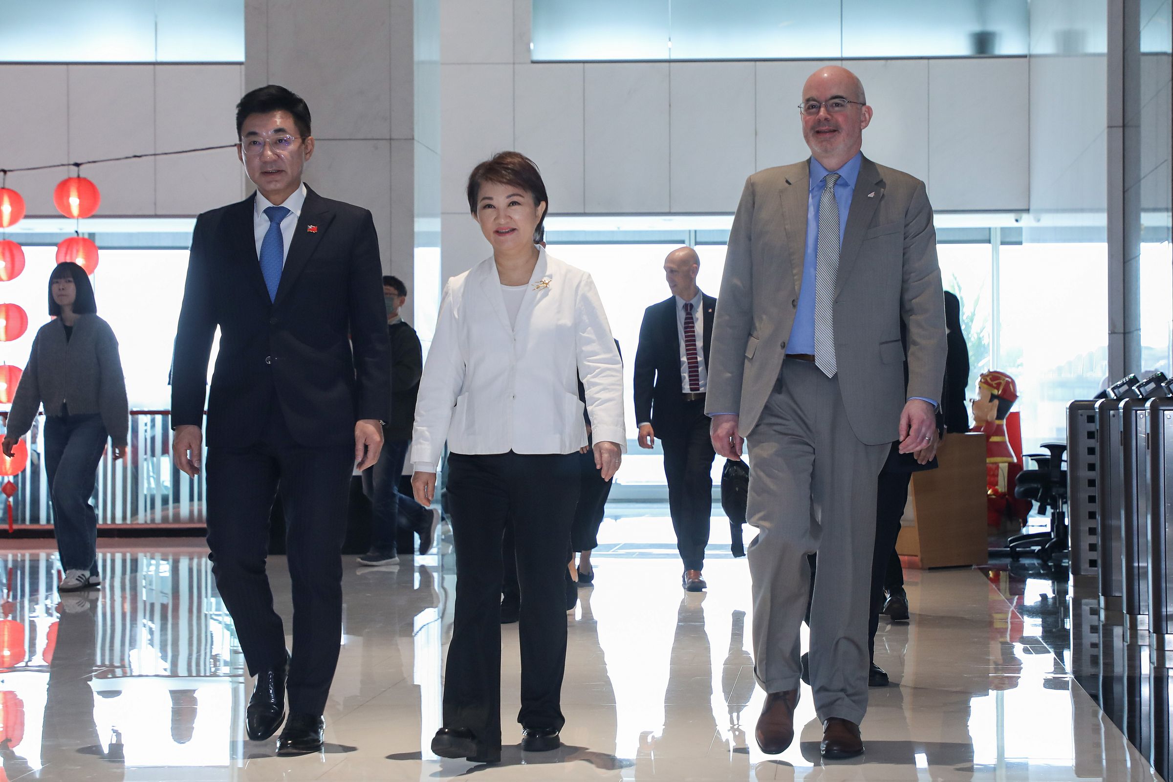 江啟臣（左起）、盧秀燕、谷立言在台中與產業代表交流。（台中市政府提供）