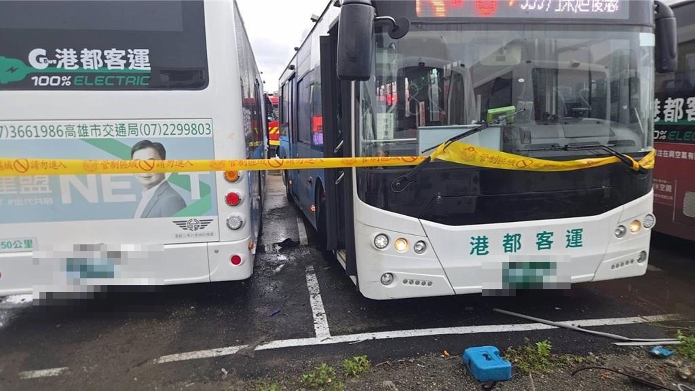 49歲張姓男公車司機疑似忘記拉手煞車，他試圖以肉身阻擋讓車輛停止，結果讓自己被2輛公車擠壓，送醫搶救不治。（翻攝畫面）