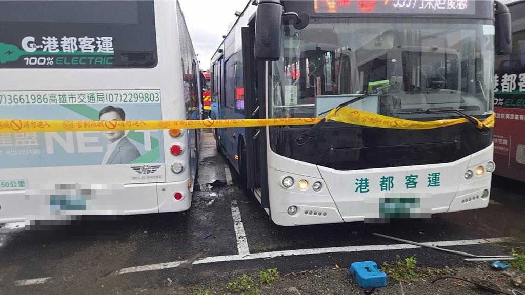 49歲張姓男公車司機疑似忘記拉手煞車，他試圖以肉身阻擋讓車輛停止，結果讓自己被2輛公車擠壓，送醫搶救不治。（翻攝畫面）