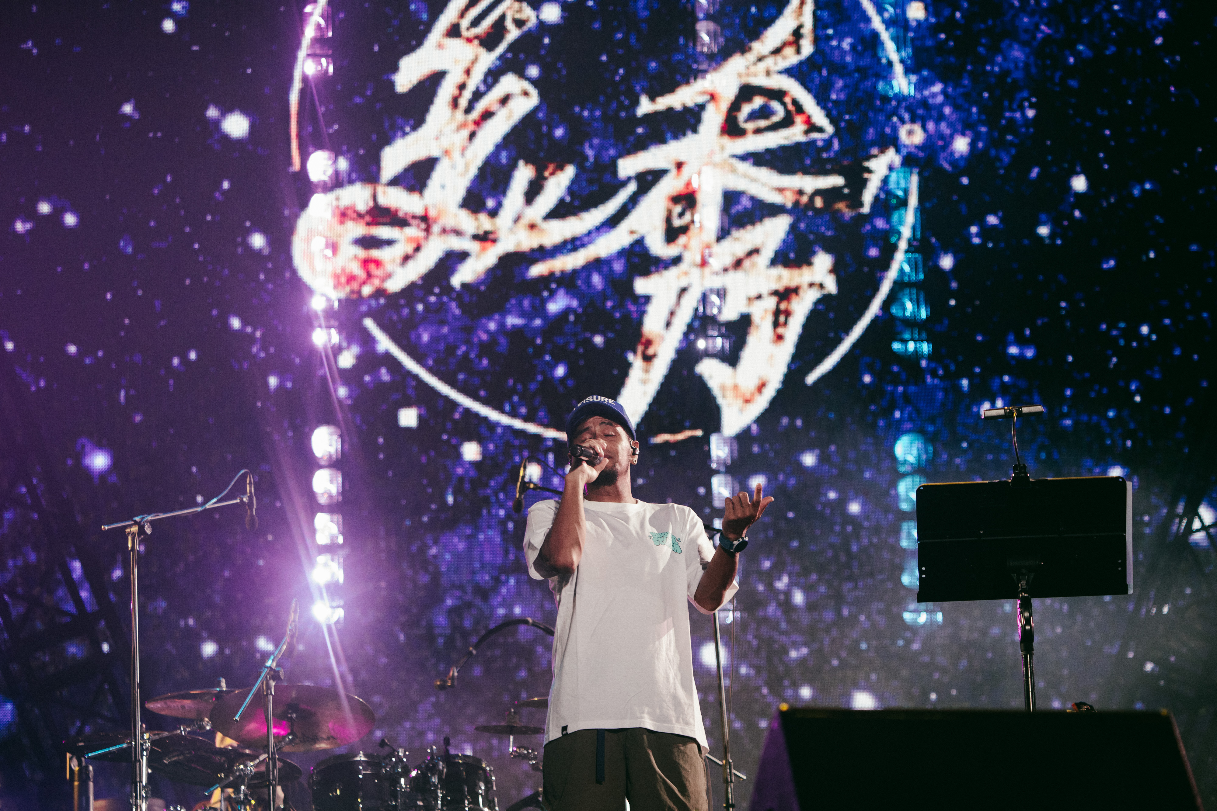 張震嶽為了聽清楚觀眾的呼聲，特地拿下耳機，「美秀集團」狗柏爆料阿嶽已經喝得非常醉，阿嶽大方說自己「九千分醉」，還大嗆覺得台下觀眾不夠醉。（本色音樂提供）