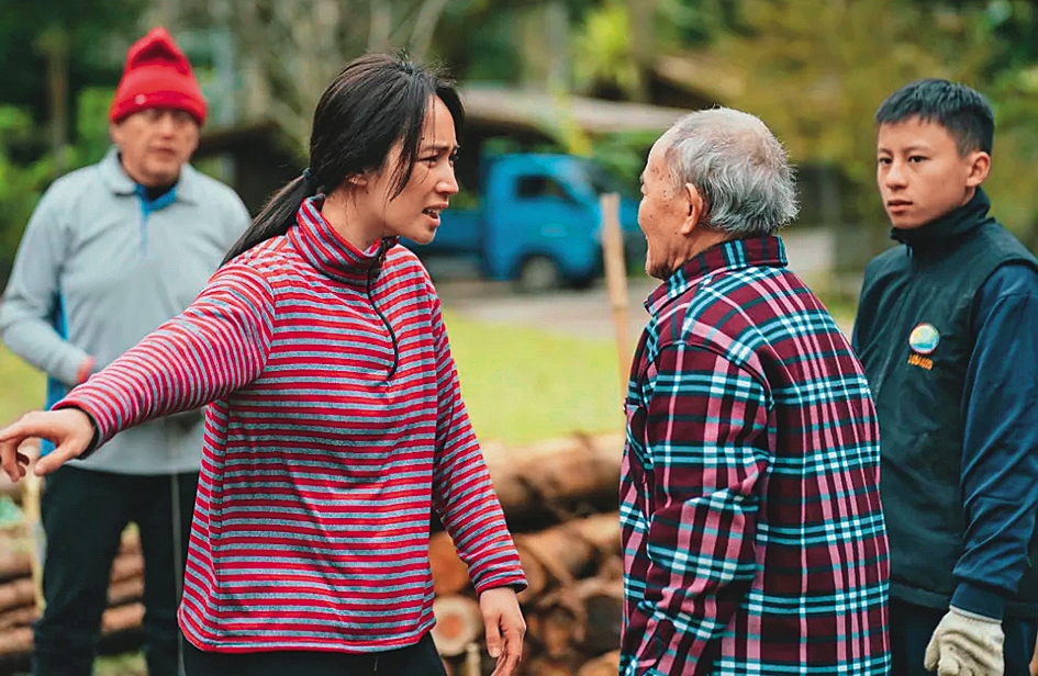 小薰（左2）過去為演出《哈勇家》增重7公斤，這些與部落有關的工作，都讓她更在意自己的根。（華映娛樂提供）
