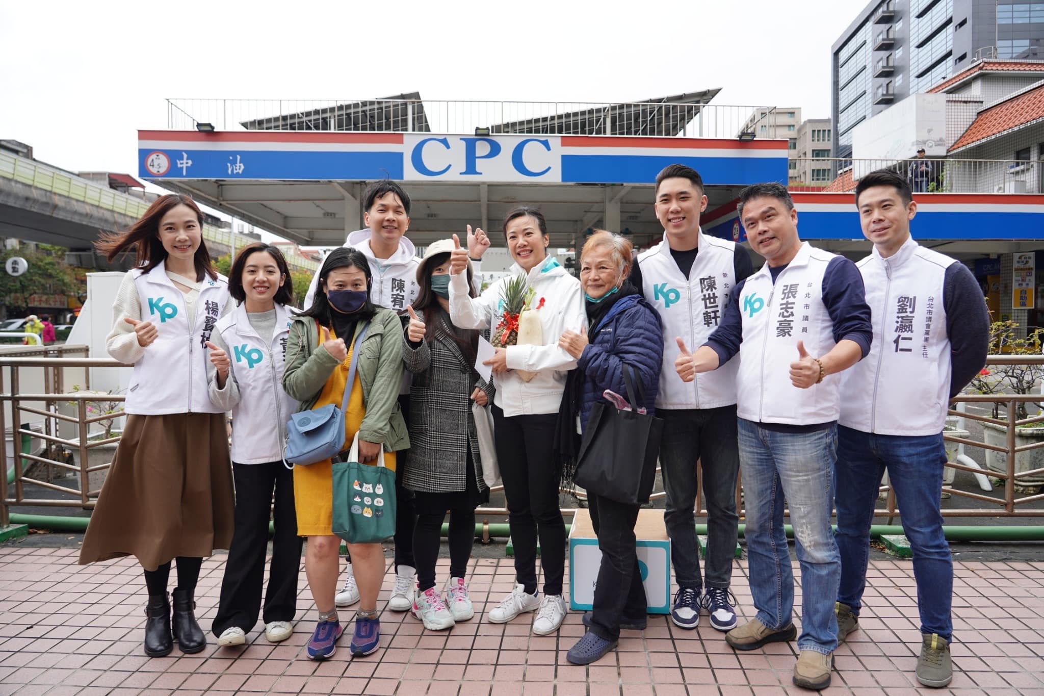 民眾黨雙北5名市議員包括黃瀞瑩、陳世軒、林珍羽、陳宥丞、張志豪發起街講活動，本月1日邀副總統參選人吳欣盈一起在內湖科技園區附近以肥皂箱開講。（翻攝自陳世軒臉書）