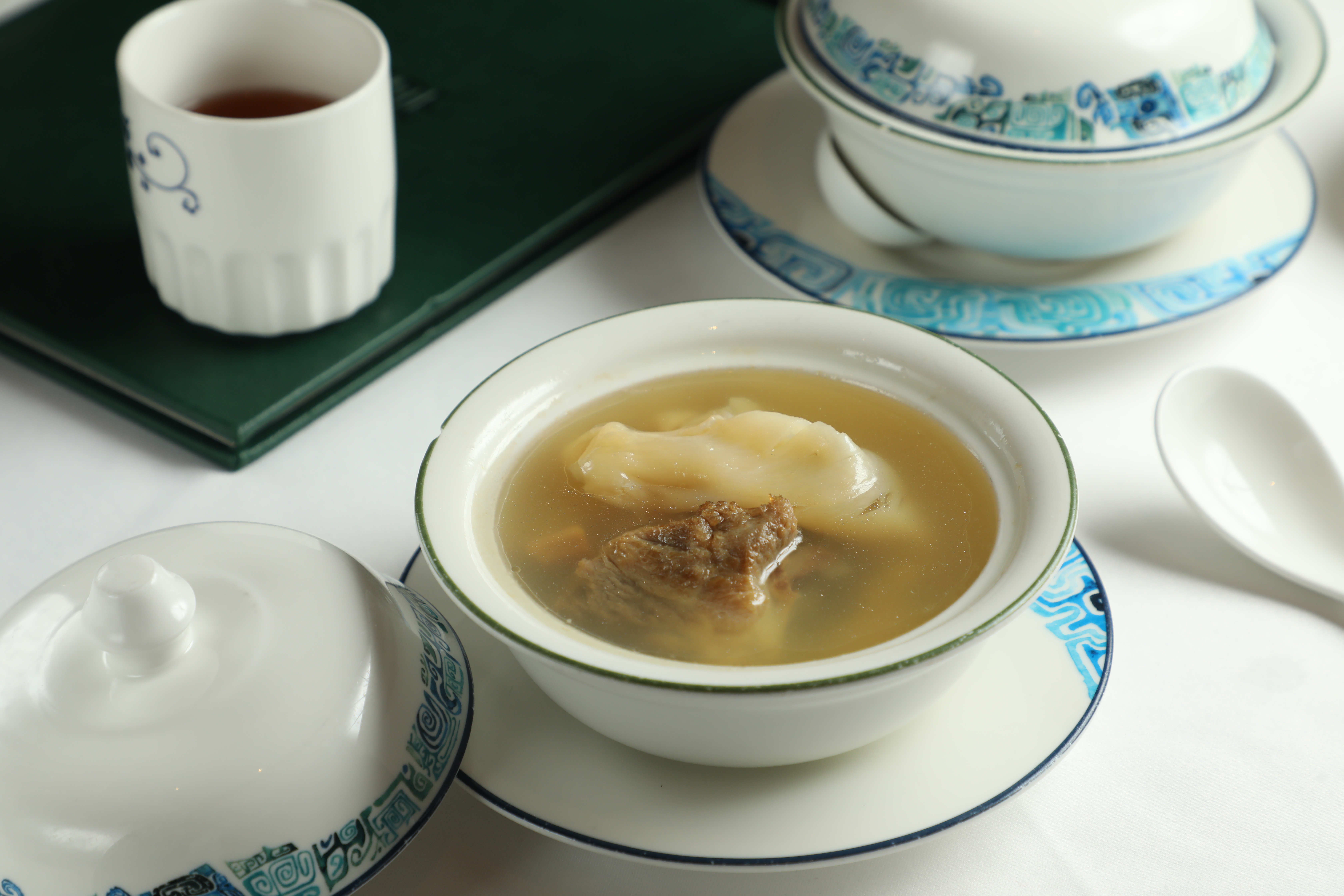 香港人最擅煲湯，「花膠燉螺頭湯」清甜可口，還有滋陰潤肺之效。（港幣298元／位，約NT$1,108）