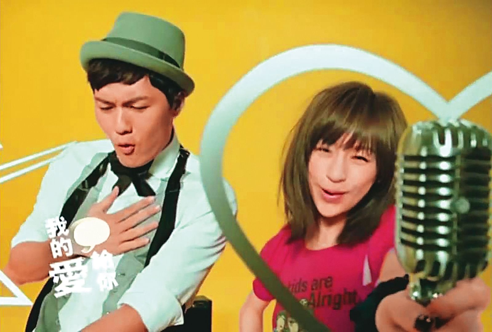 19年前，王心凌（右）與吳克群（左）合唱〈NANANA〉並拍攝MV。（翻攝自YouTube）