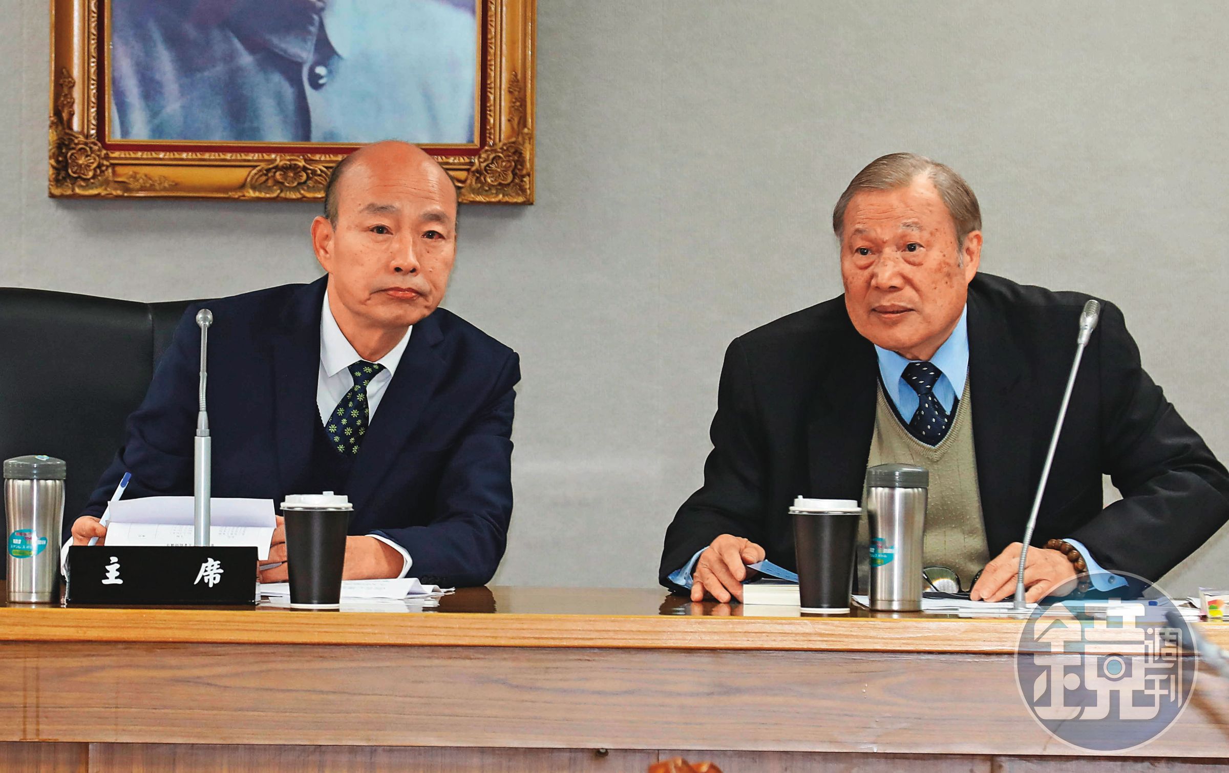 站穩議事中立同時兼顧藍營情誼,未來隨著在野火力加大,考驗韓國瑜(左)智慧。右為立法院祕書長周萬來。