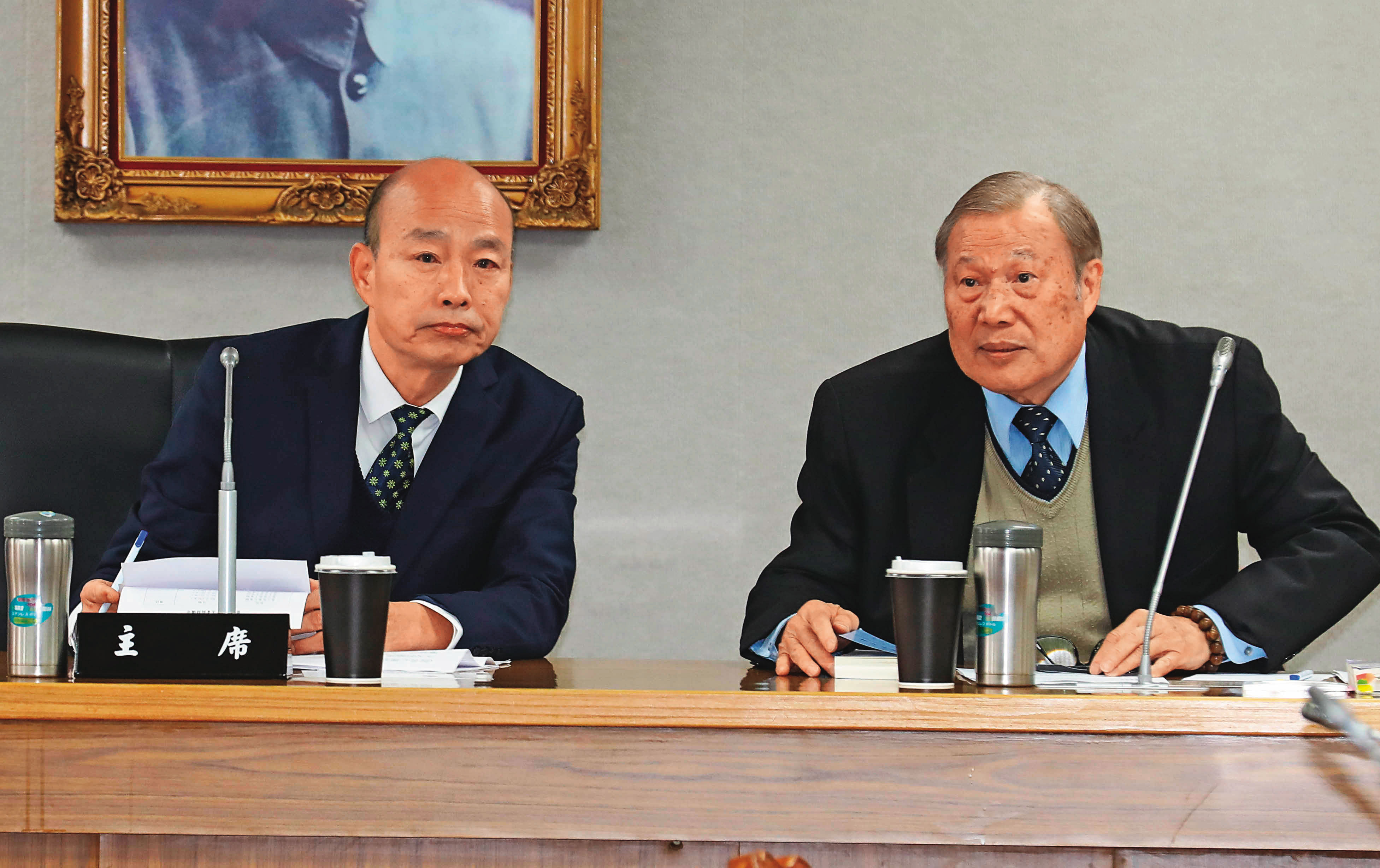 站穩議事中立同時兼顧藍營情誼，未來隨著在野火力加大，考驗韓國瑜（左）智慧。右為立法院祕書長周萬來。