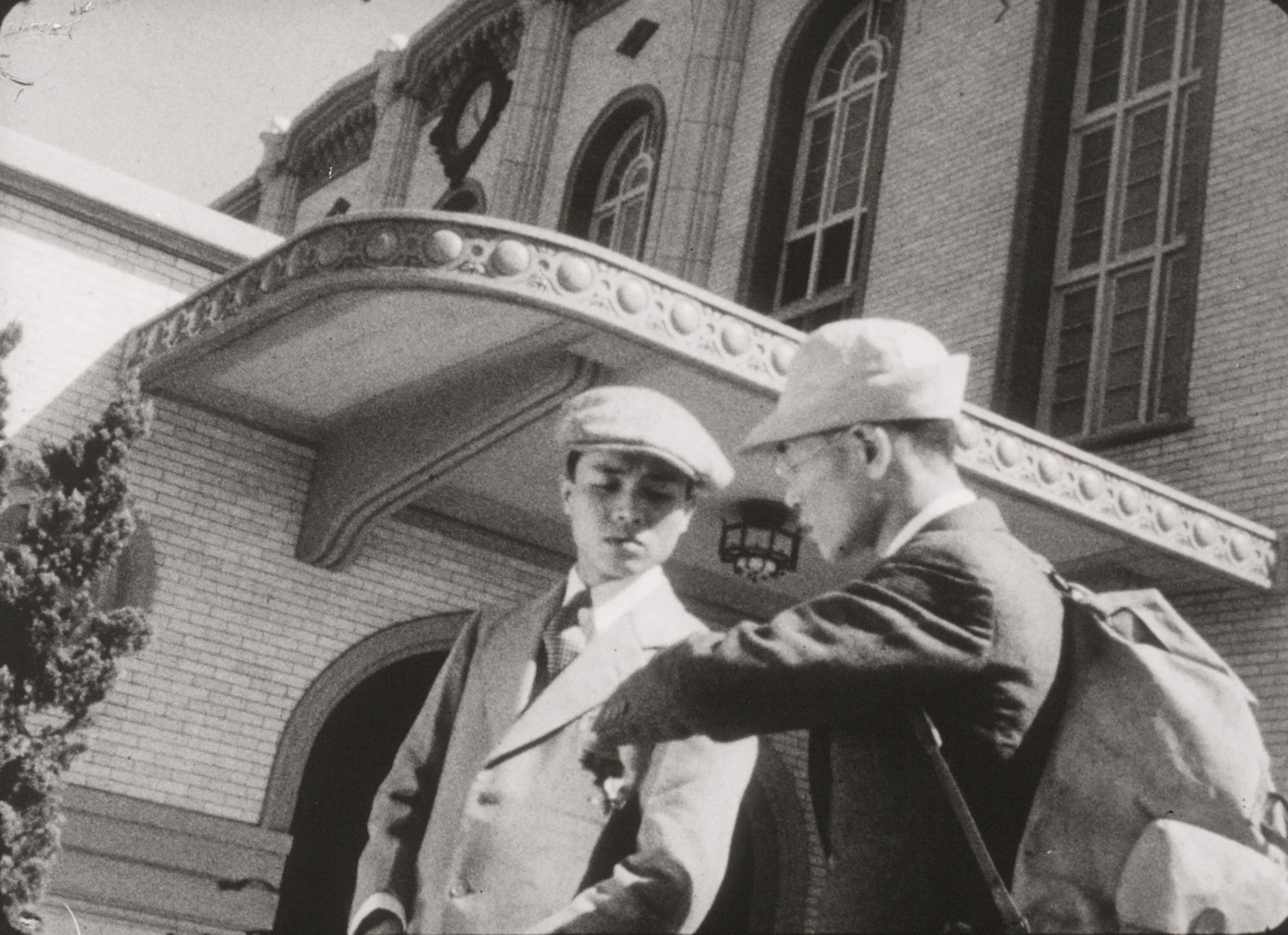 《愉悅之旅》（c. 1936，台灣旅行俱樂部）兩位旅人在台南火車站前等朋友會合。（國家影視聽中心提供）