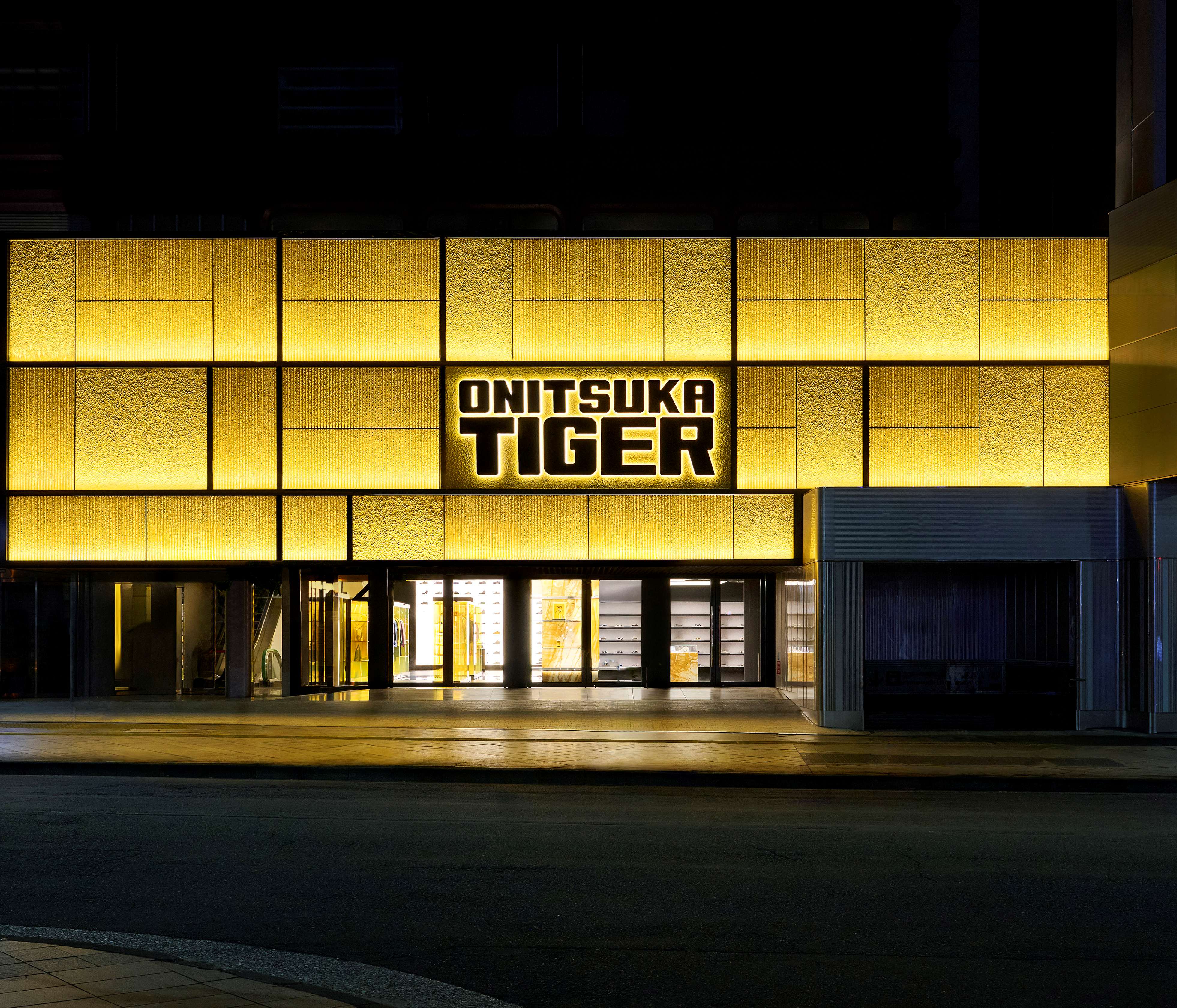 Onitsuka Tiger鬼塚虎於東京新宿的全球最大旗艦店外觀。（Onitsuka Tiger提供）       
